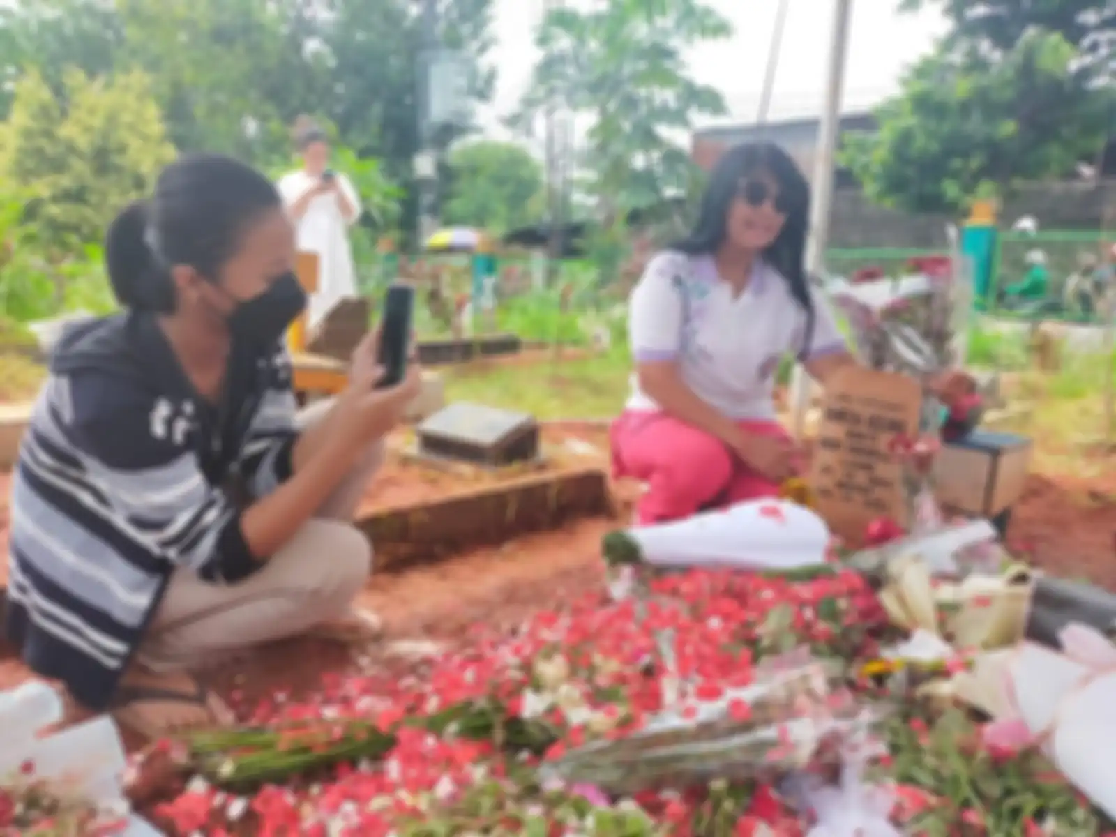 Foto makam Vanessa Angel bak kapal pecah bikin geram netizen di media sosial.