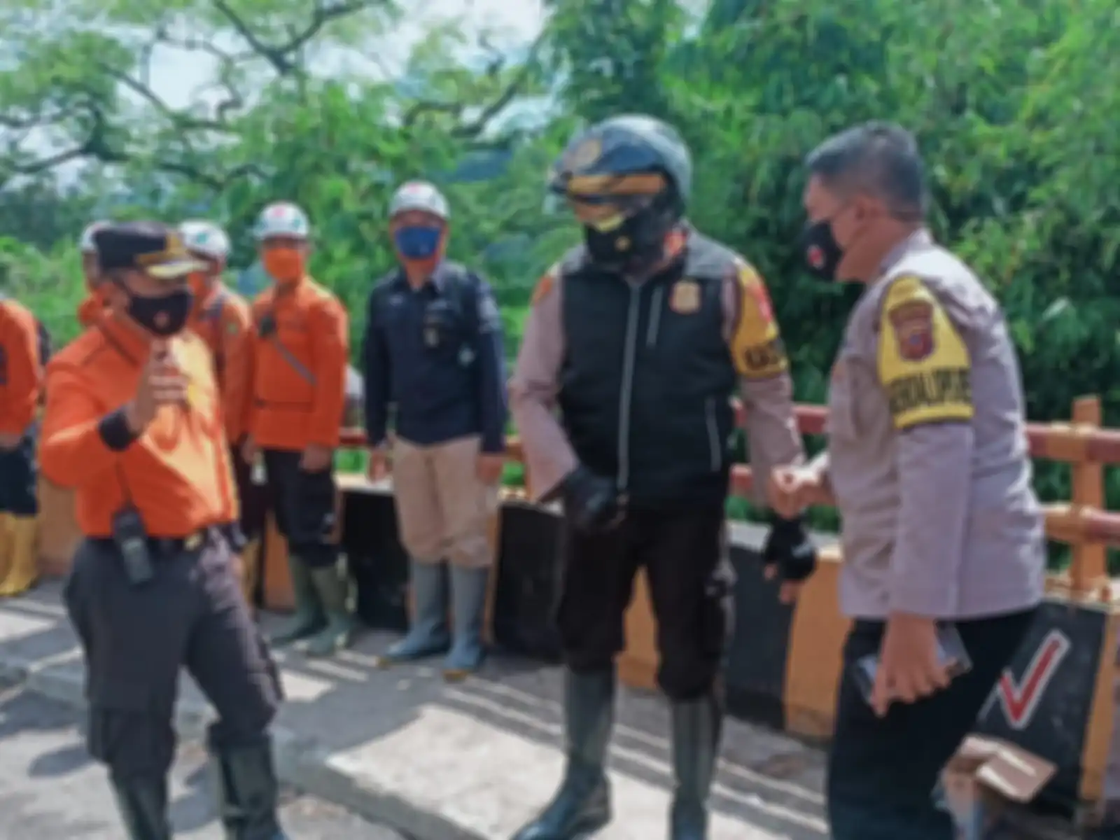 Saat jagat maya dibuat heboh, rupanya Yana Supriatna warga Sumedang ini tengah berqada di pelukan istri mudanya. Netizen kena prank. 