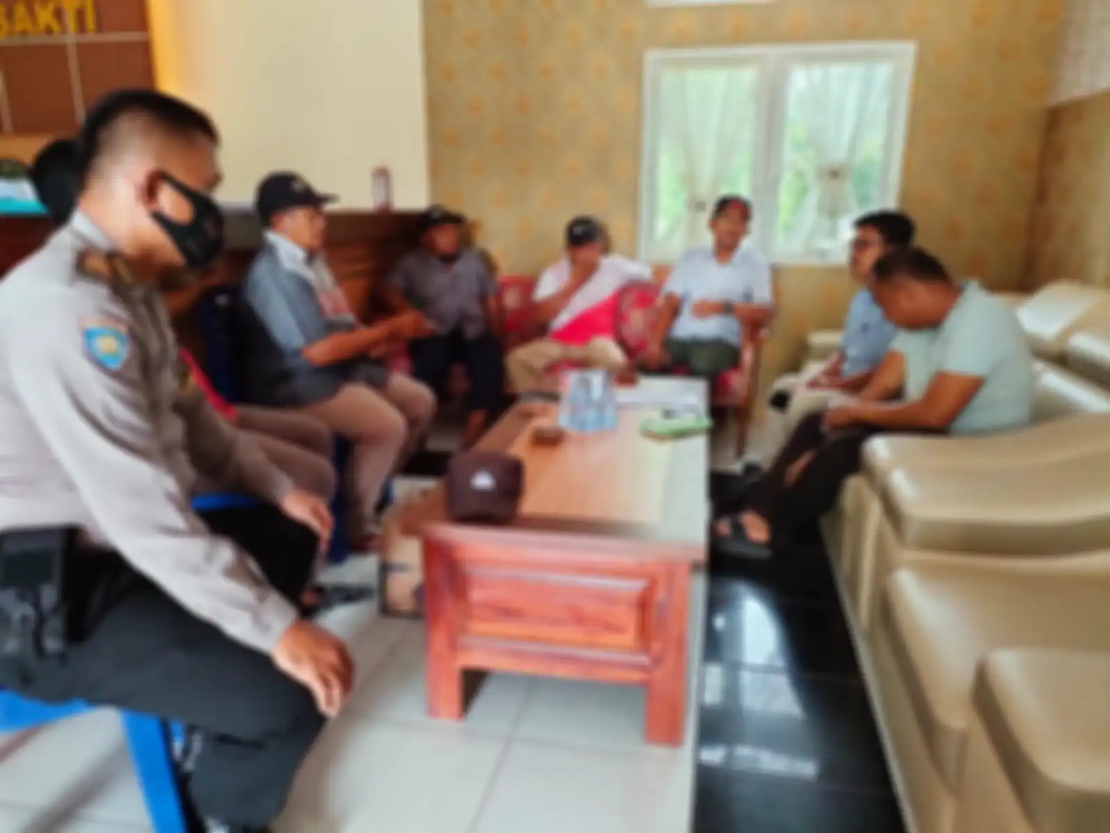 Kapolsek Tambusai Utara, Iptu Raja Napitupulu (kiri). Netizen sengaja mengunggah foto korban pemerkosaan yang mendapatkan pengancaman dari polisi di wilayah hukum Rokan Hulu.