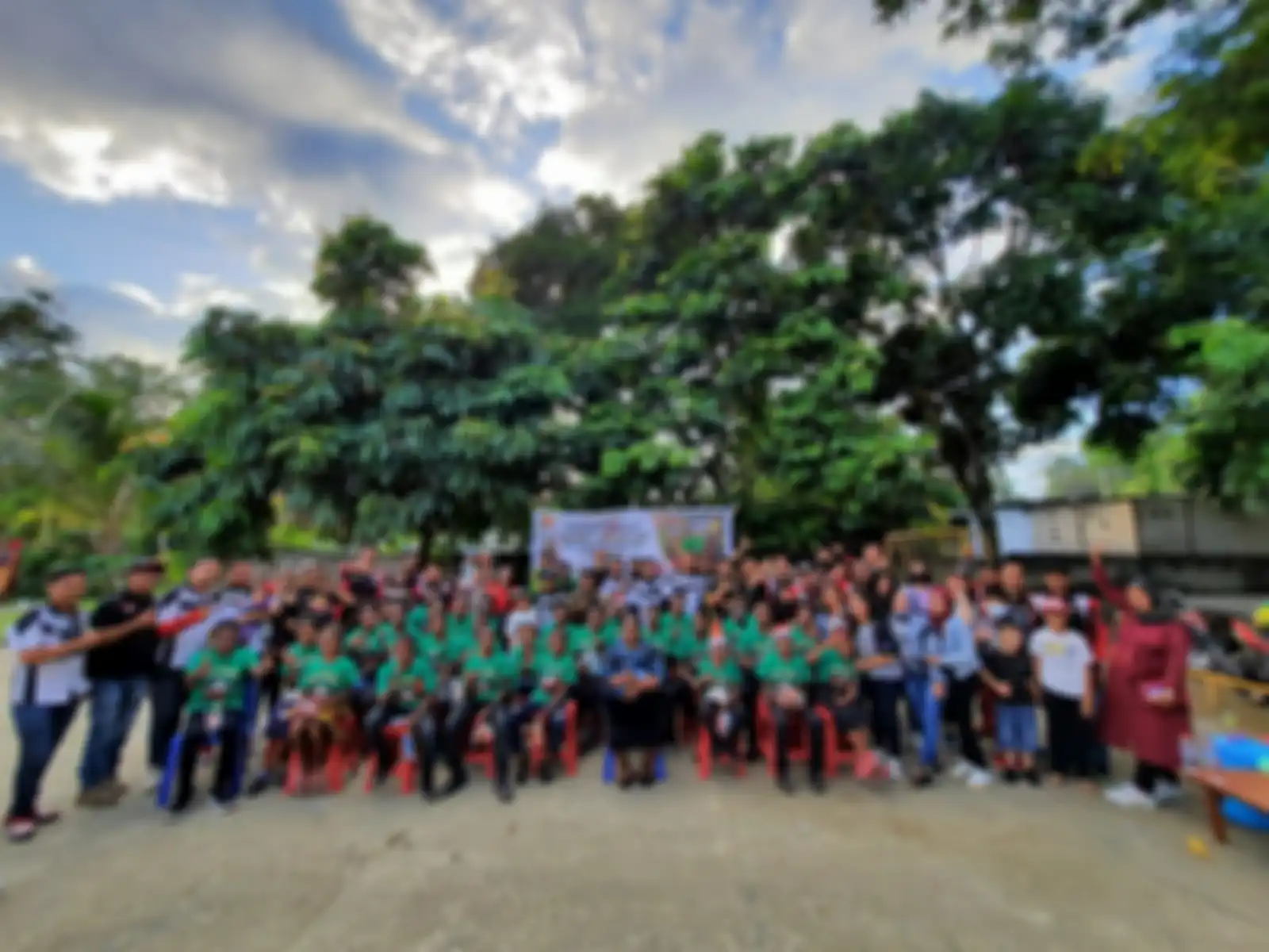 Foto bersama anak-anak dan pengurus panti asuhan beserta para member ketiga komunitas.