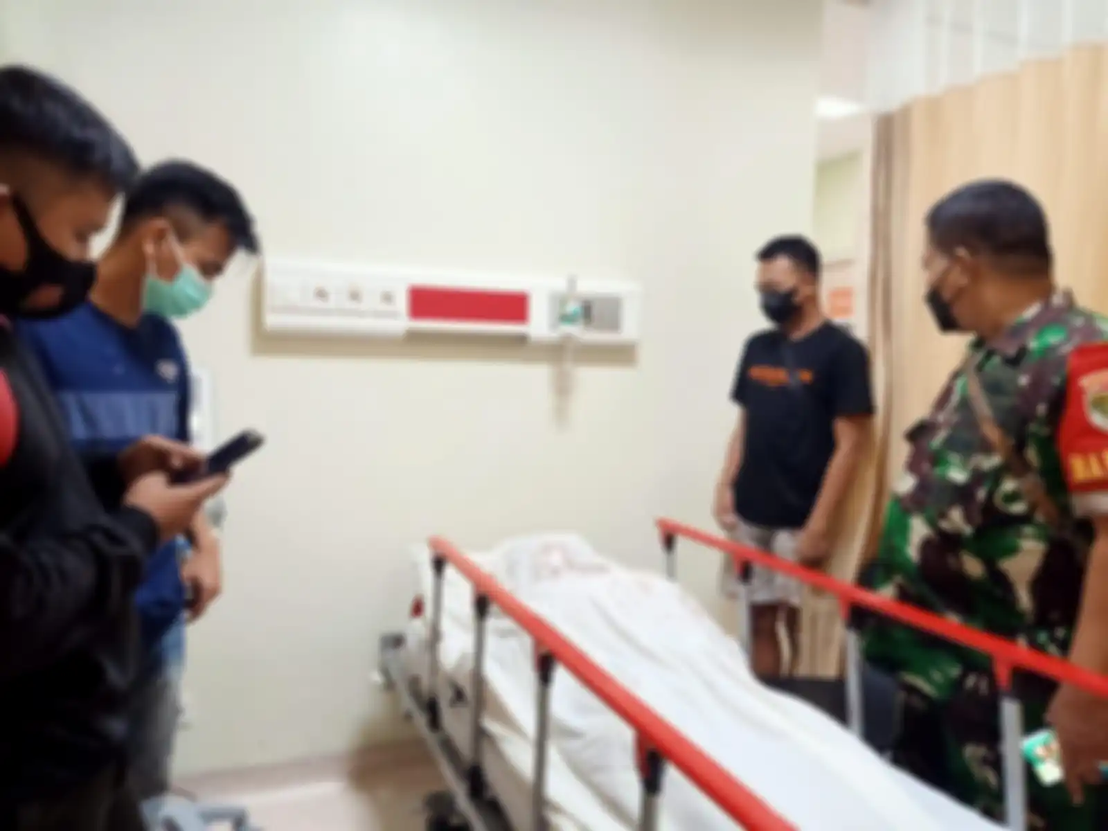 Dalam foto yang beredar, beberapa teman korban terlihat menyesali kepergian Pratu Sahdi anggota pasukan elite Raider Kostrad TNI AD.