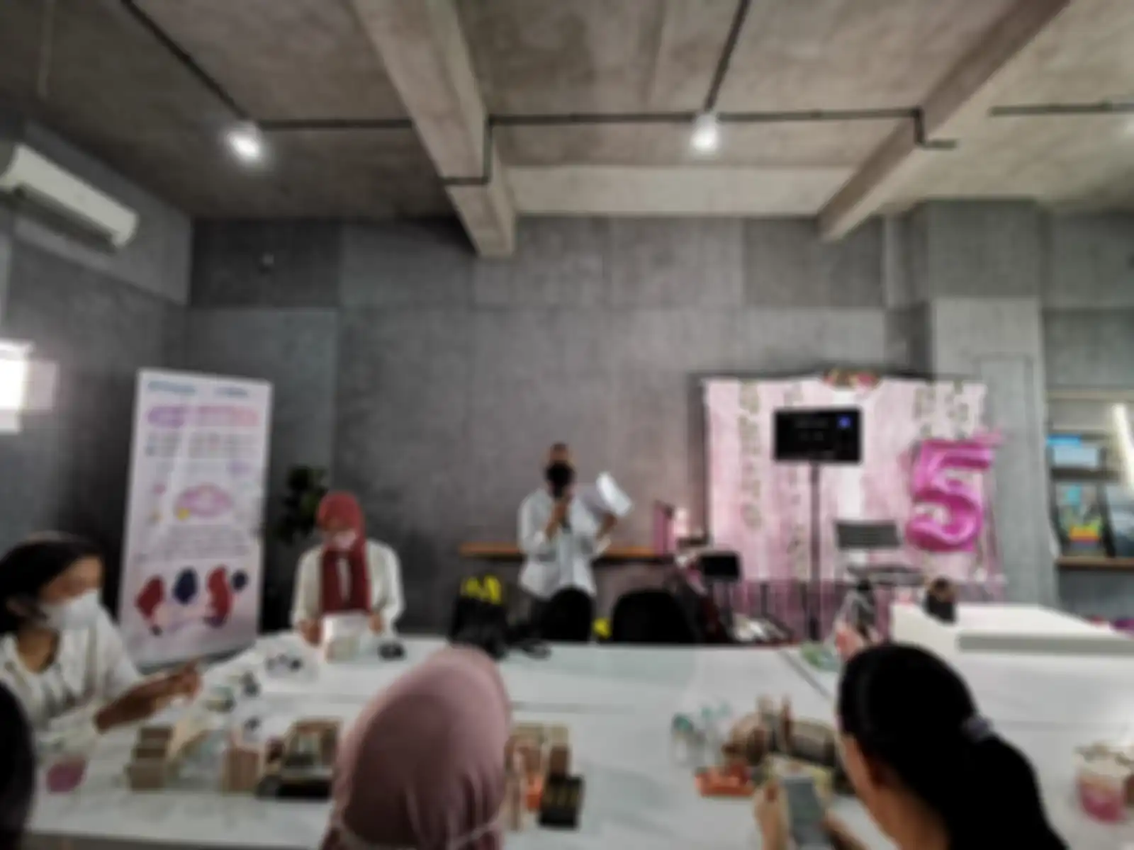 Kegiatan CewekBanget Fun Makeup Class yang diadakan di Conclave Coworking Space, Arteri, Jakarta pada Sabtu (29/01/2022).