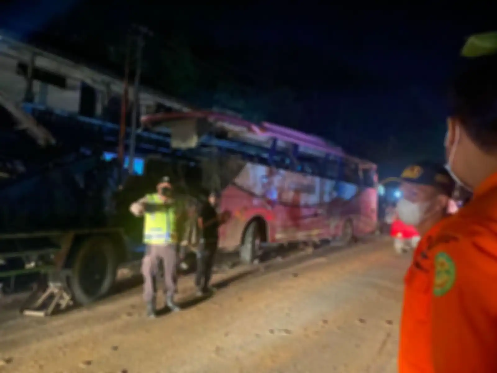Sopir bus Pandawa yang mengalami kecelakaan maut di Ciamis, Jawa Barat diburu polisi. Sopir enteng bilang busnya mengalami rem blong. 