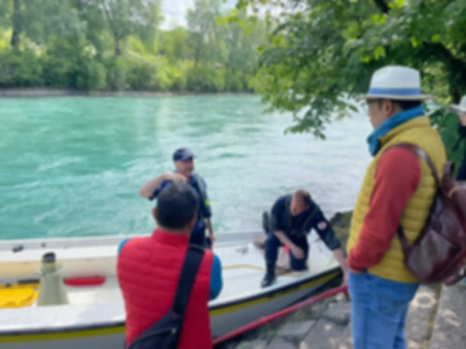 Gubernur Jawa Barat Ridwan Kamil memantau langsung proses pencarian anak sulungnya Emmeril Kahn Mumtadz di sepanjang sungai Aare, kota Bern, Swiss, Minggu (29/5/22)