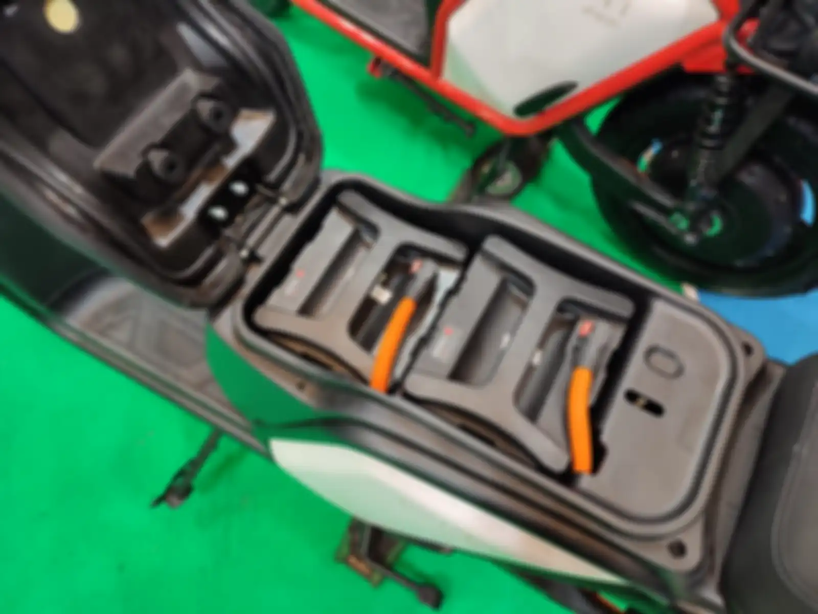 Ada dua baterai di motor listrik Keeway Citi Ezi 