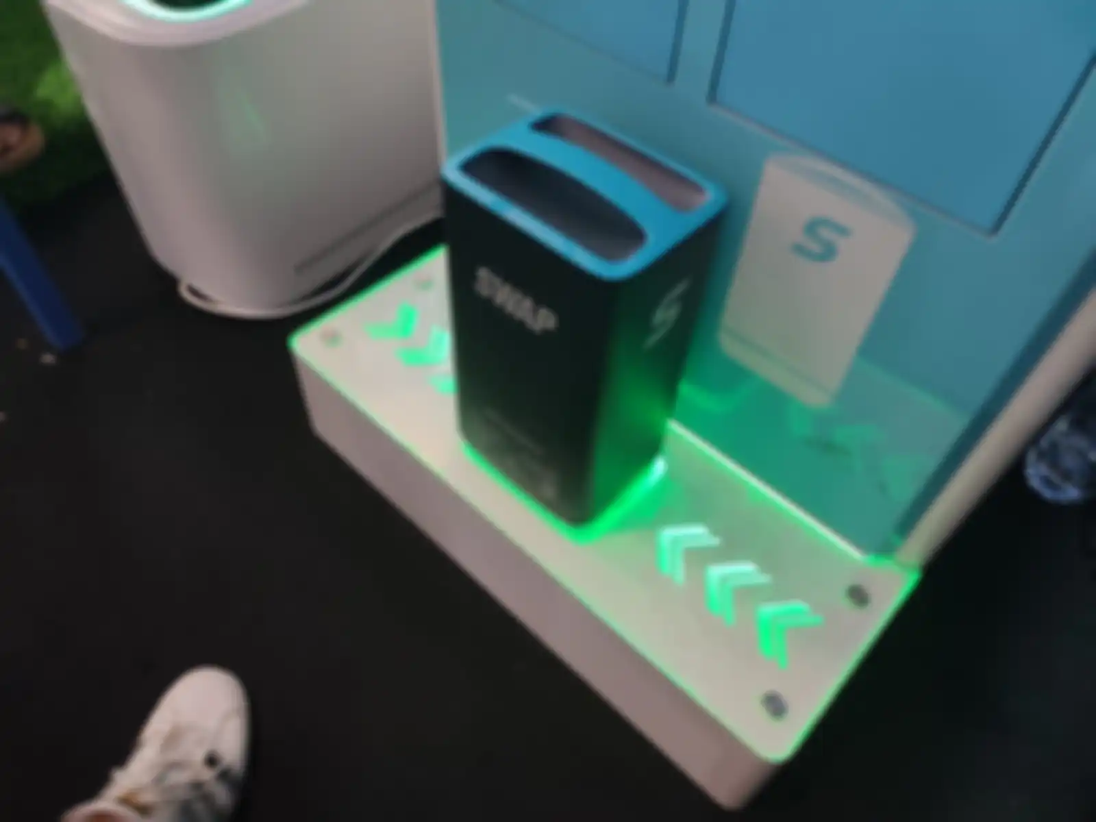 Baterai motor listrik berteknologi NFC dari SWAP, bisa ganti baterai di SWAP Station dengan gampang dan cepat.