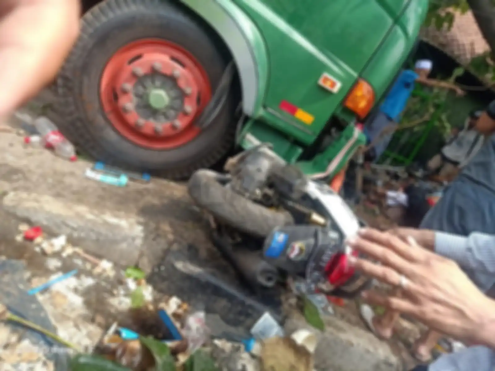 Saksi sampai bergidik lihat kondisi korban truk trailer maut di Bekasi. Korbannya banyak anak-anak baru pulang sekolah. Foto kecelakaan disebarkan.