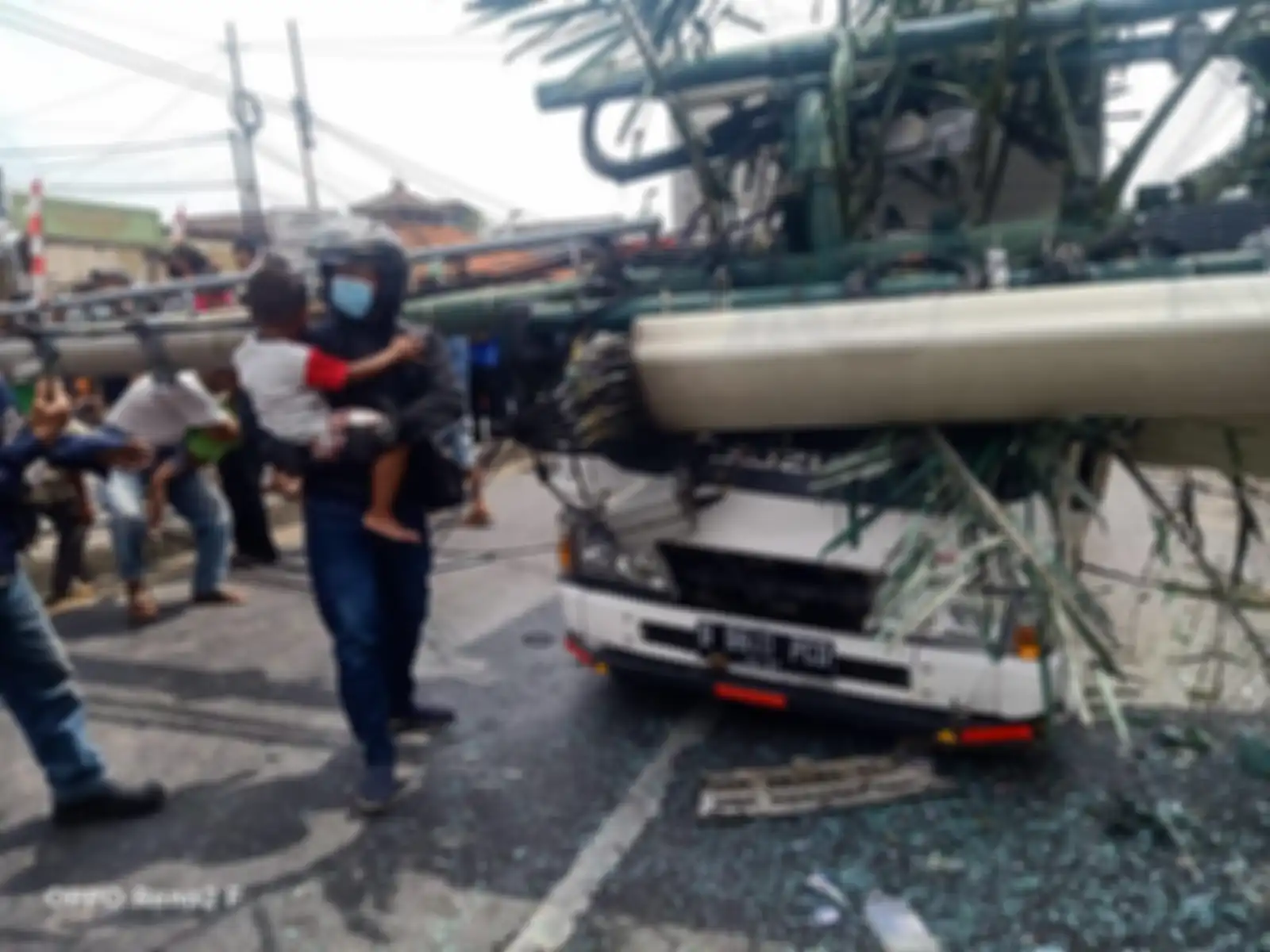 Saksi sampai bergidik lihat kondisi korban truk trailer maut di Bekasi. Korbannya banyak anak-anak baru pulang sekolah. Foto kecelakaan disebarkan.
