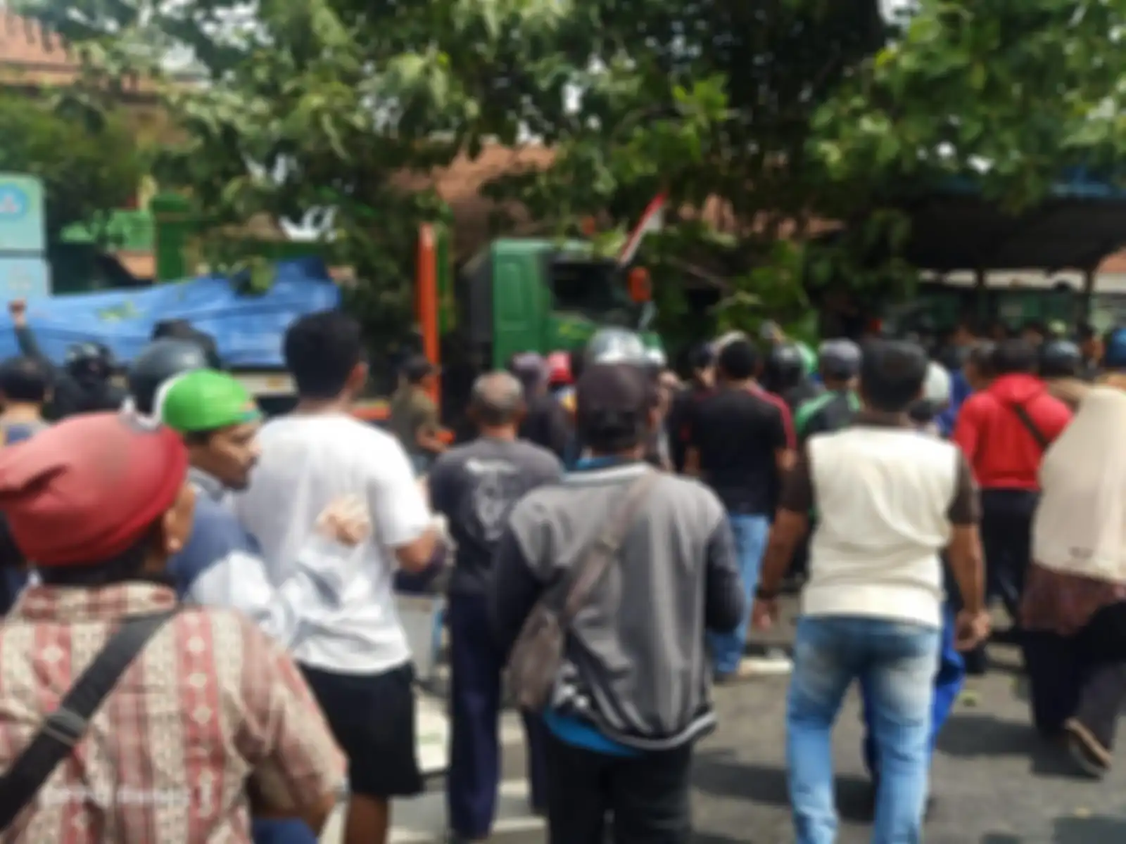 Saksi sampai bergidik lihat kondisi korban truk trailer maut di Bekasi. Korbannya banyak anak-anak baru pulang sekolah. Foto kecelakaan disebarkan.