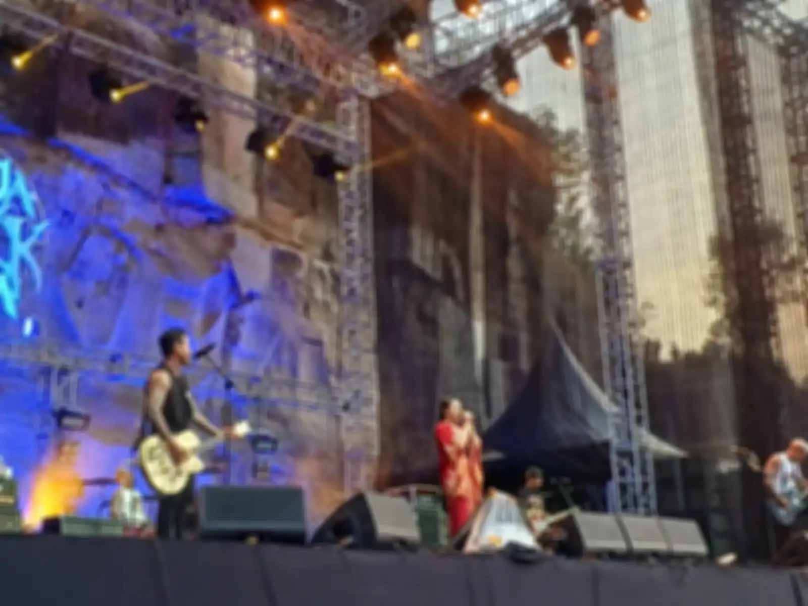 Nora Alexandra nyanyikan lagu Sunset di Tanah Anarki bersama SID.