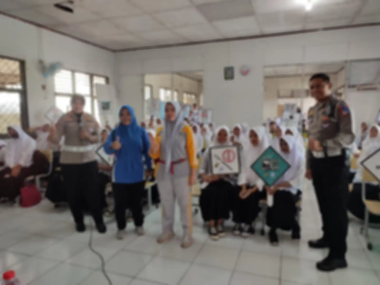 Satlantas Polres Metro Bekasi sedang melaksanakan sosialisasi di SMAN 1 Cikarang Timur.
