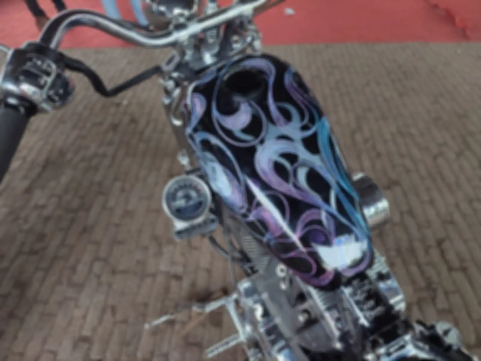 Grafis flame berkelir abu-abu dengan kombinasi grafis pinstripping kembangan berkelir keunguan