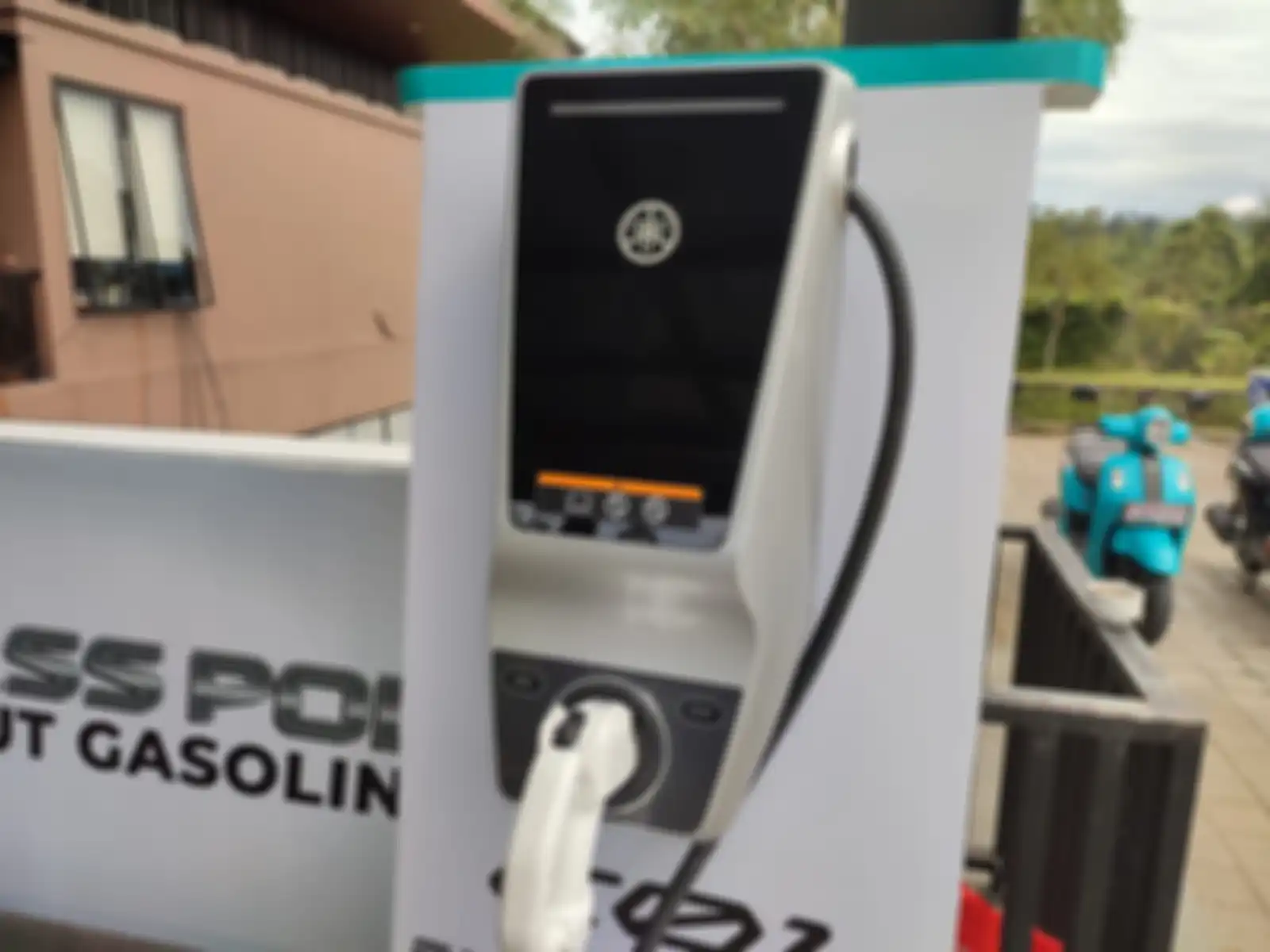 Normal Charge untuk motor listrik Yamaha E01 bisa dipasang di tembok dan memiliki daya yang lebih besar.