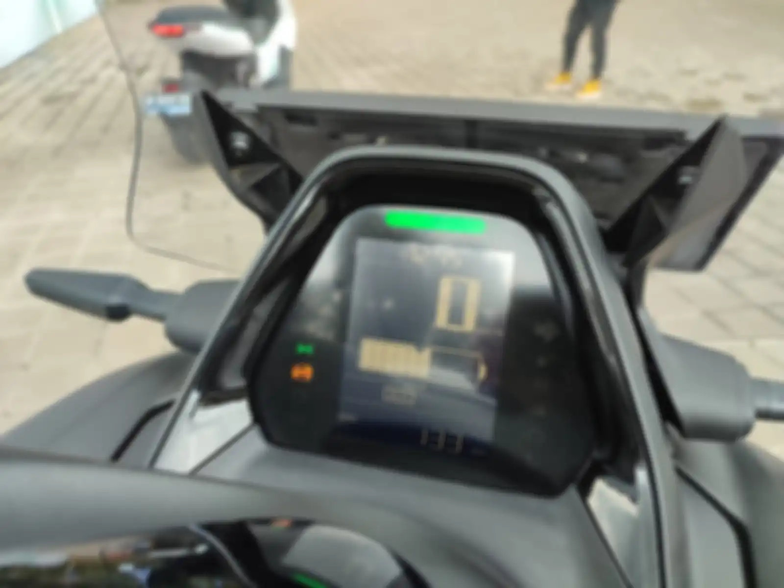 Tampilan panel instrumen digital motor listrik Yamaha E01 saat Mode ECO aktif.
