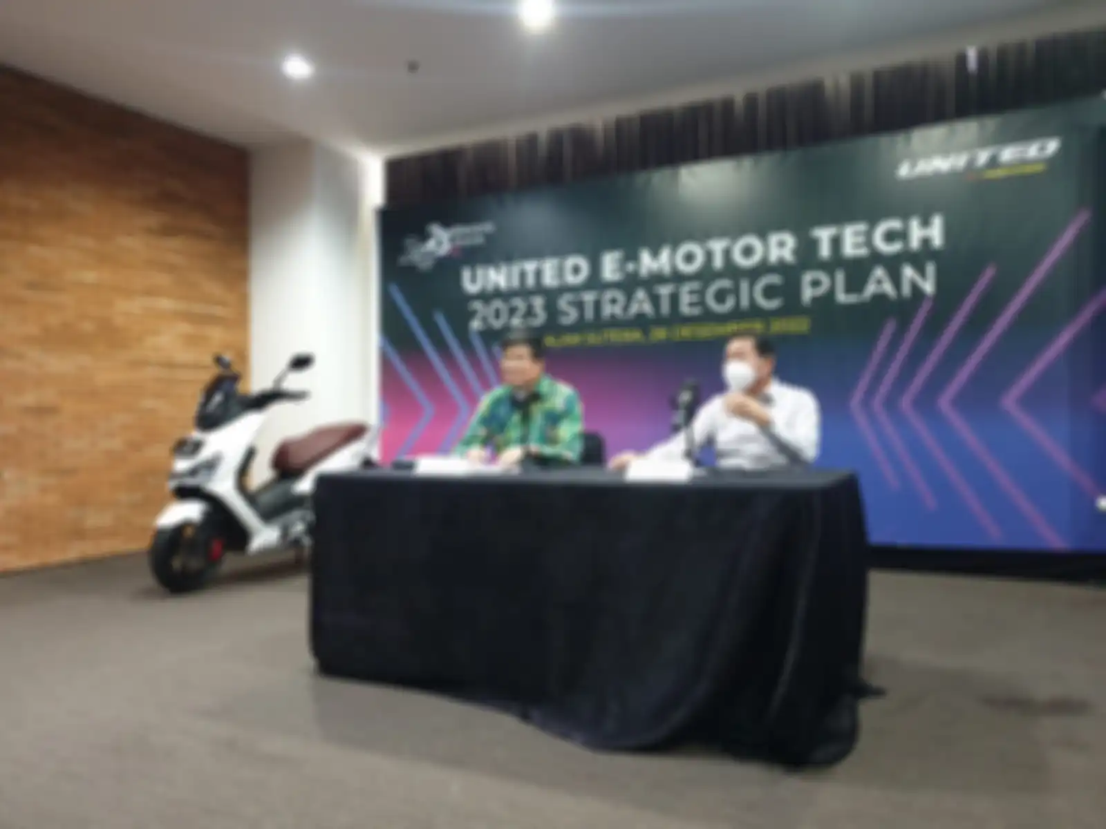 Henry Mulyadi, Direktur PT Terang Dunia Internusa saat menggelar konferensi pers, Rabu (28/12/2022)