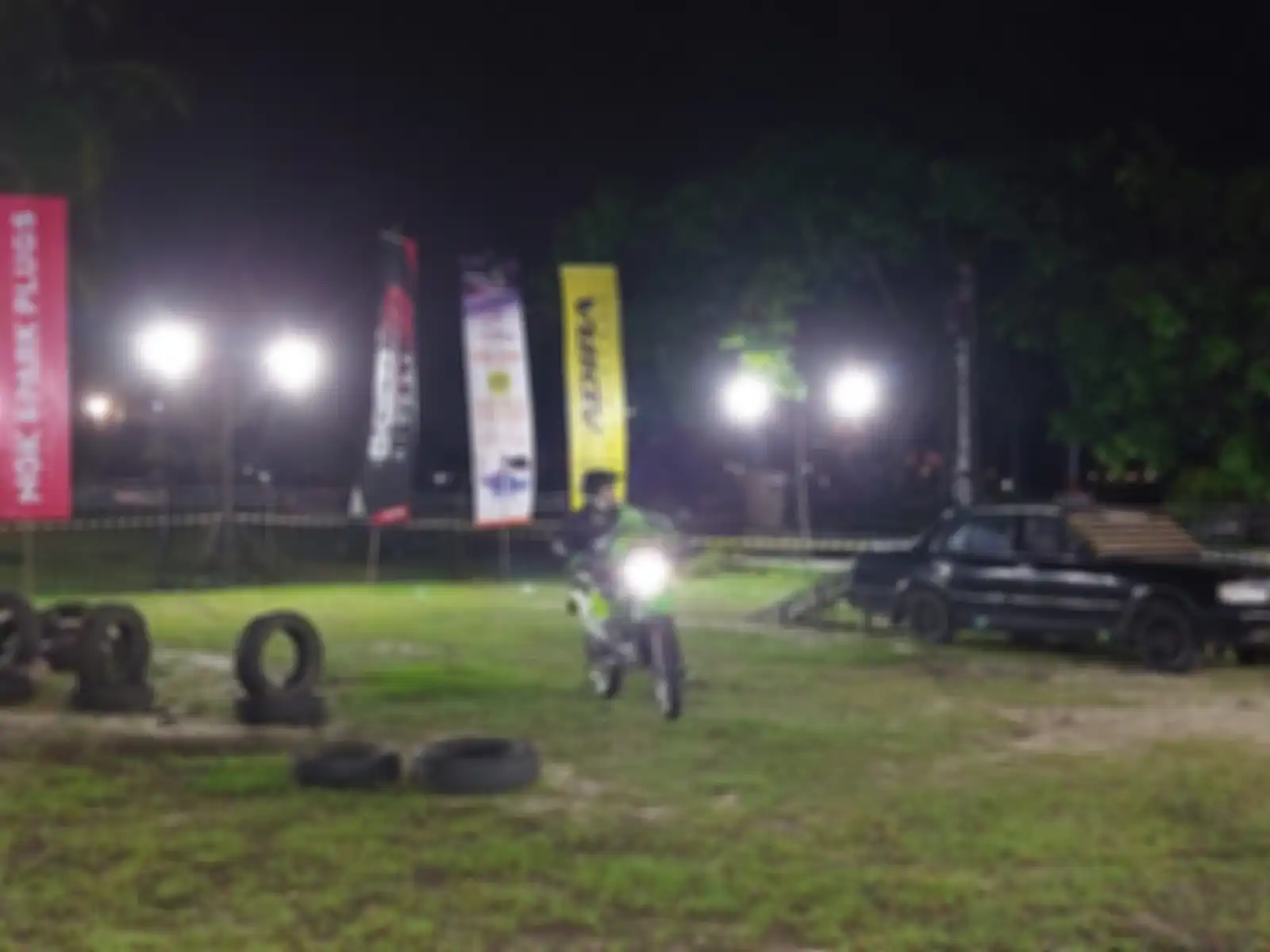 Pembalap Diva Ismayana saat menjajal Kawasaki KLX 150 2023