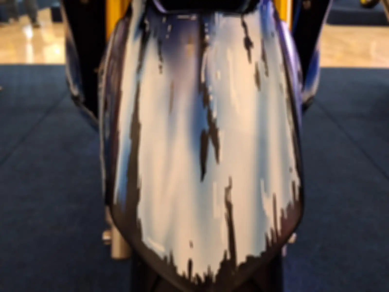 Modifikasi motor Yamaha Lexi dengan airbrush body motif kartun atau komik.
