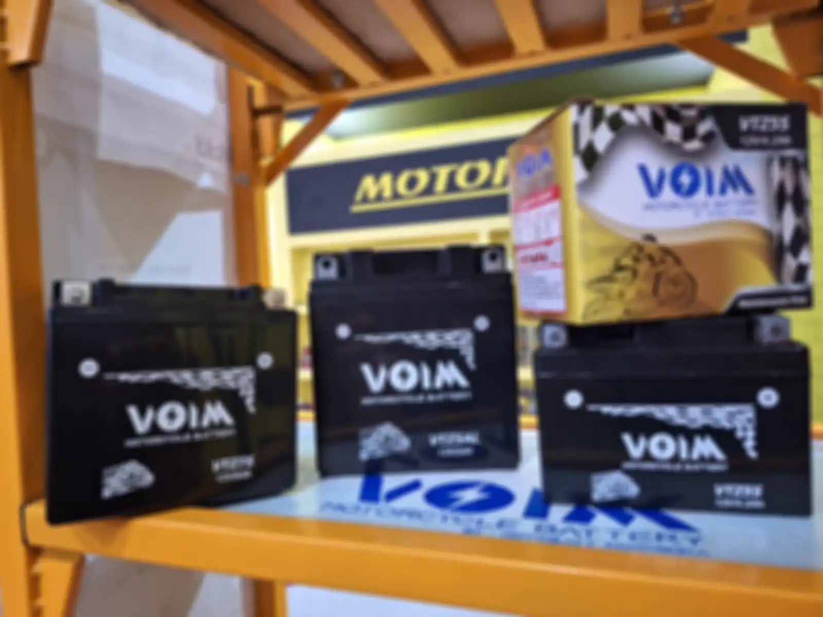 Aki motor murah dari Motobatt Indonesia pakai merek Voim. Dijual mulai Rp 100 ribuan.