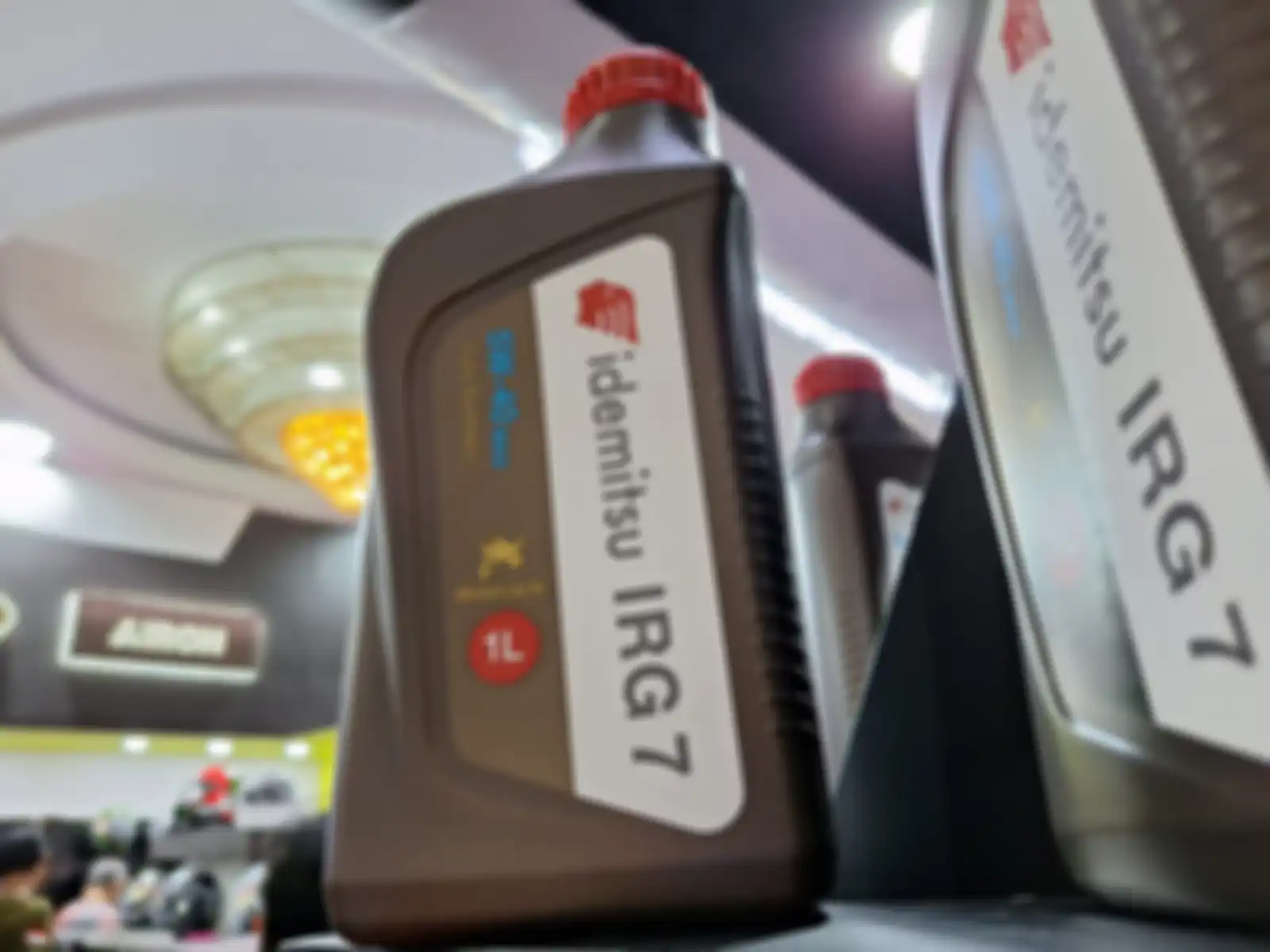 Honda NSF250R pakai Idemitsu IRG7 5W-40 dengan base oil full sintetik.