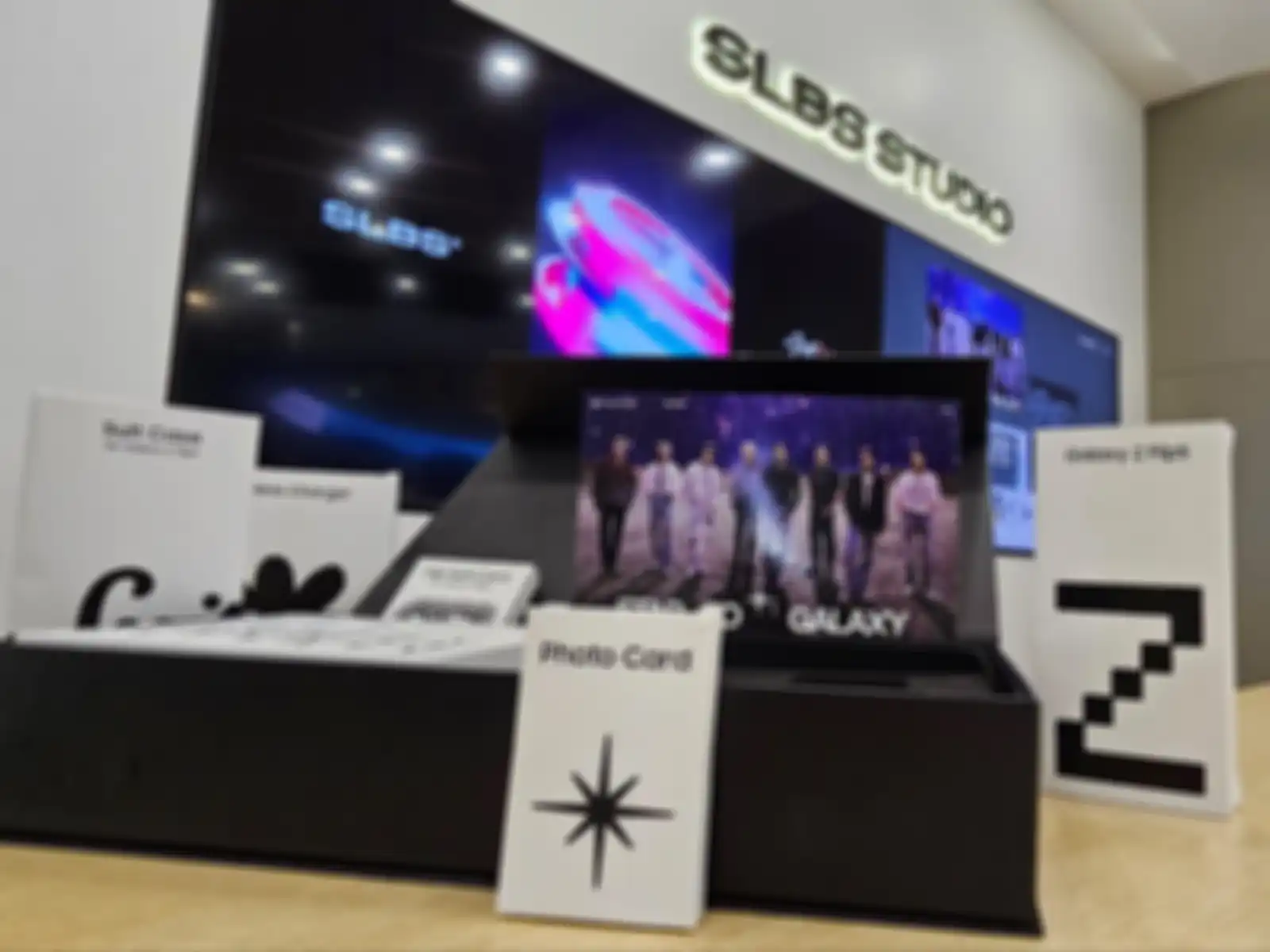 Flipsuit Case Edisi Stray Kids kolaborasi Samsung yang ada di SLBS Studio Lotte Shopping Avenue Jakarta