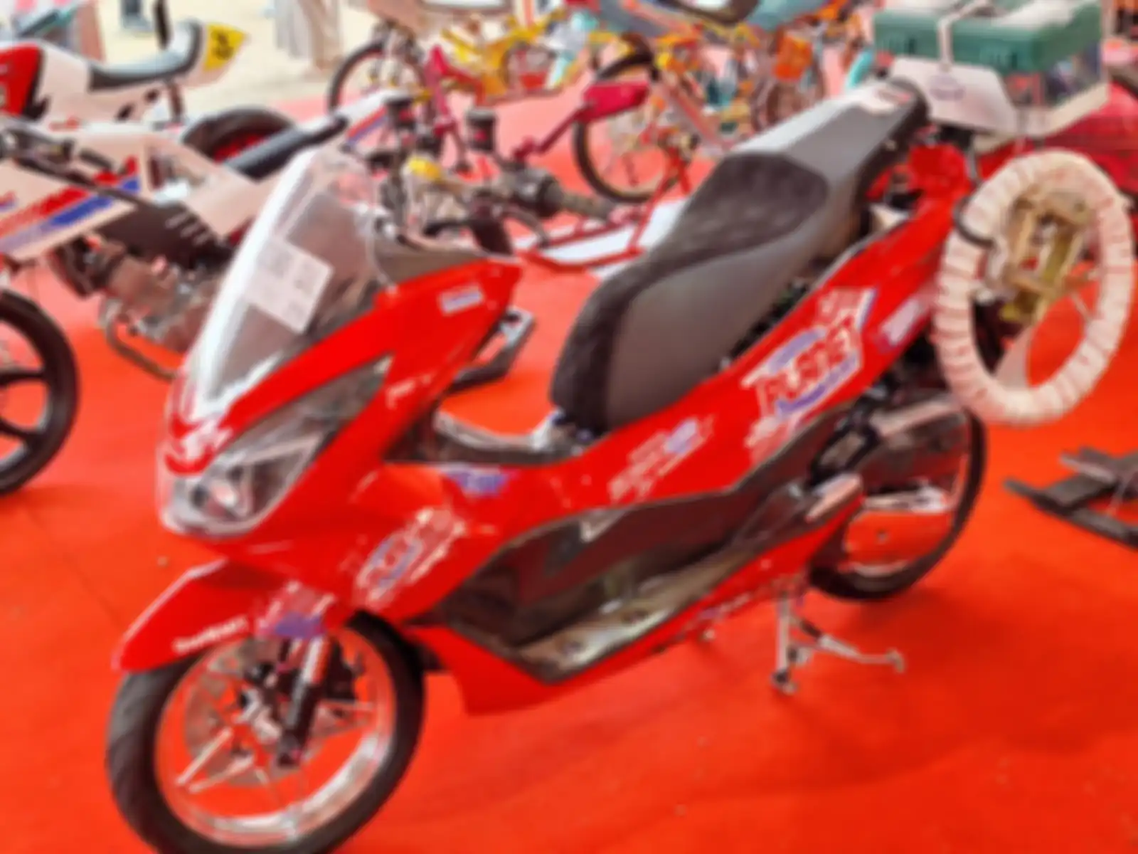 Honda PCX 150 yang dimodifikasi jadi motor tambal ban mobile. Lengkap dengan perintilan untuk tambal ban.