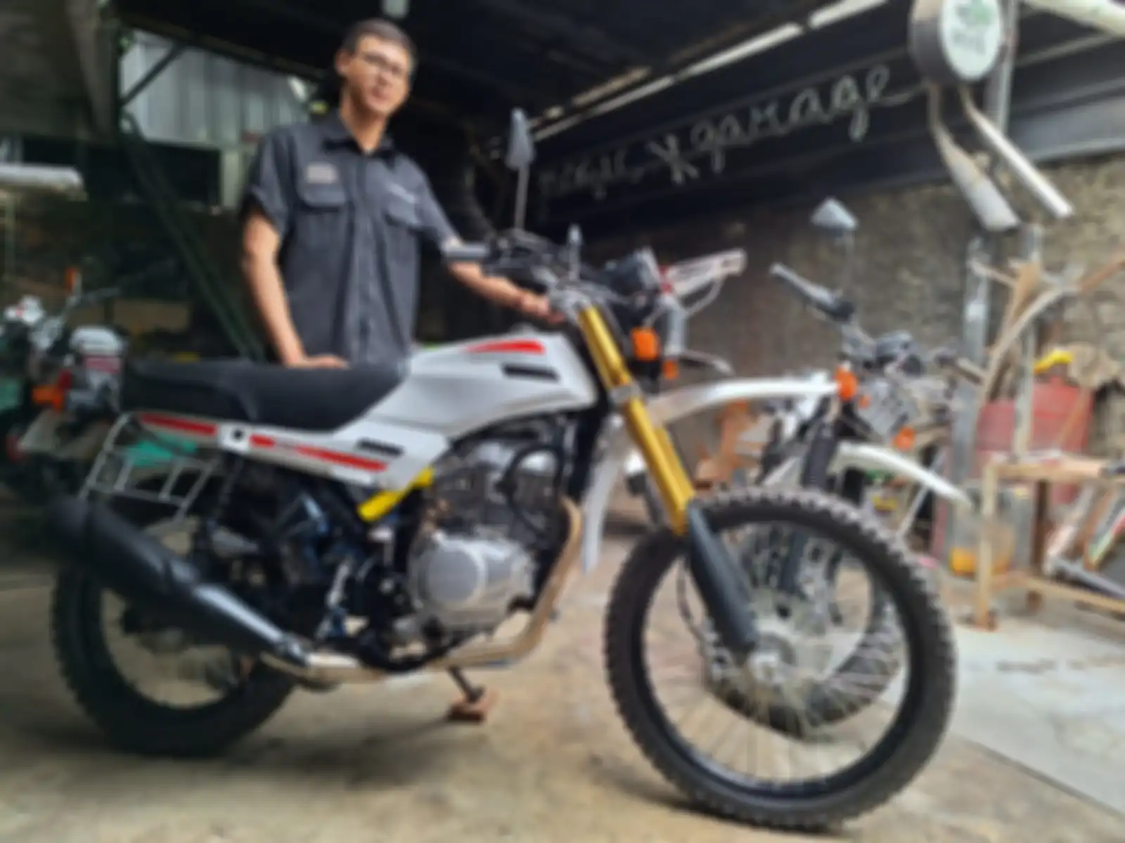 Sendy dari Mosic Garage menggarap modifikasi motor Honda Verza menjadi Honda Win.
