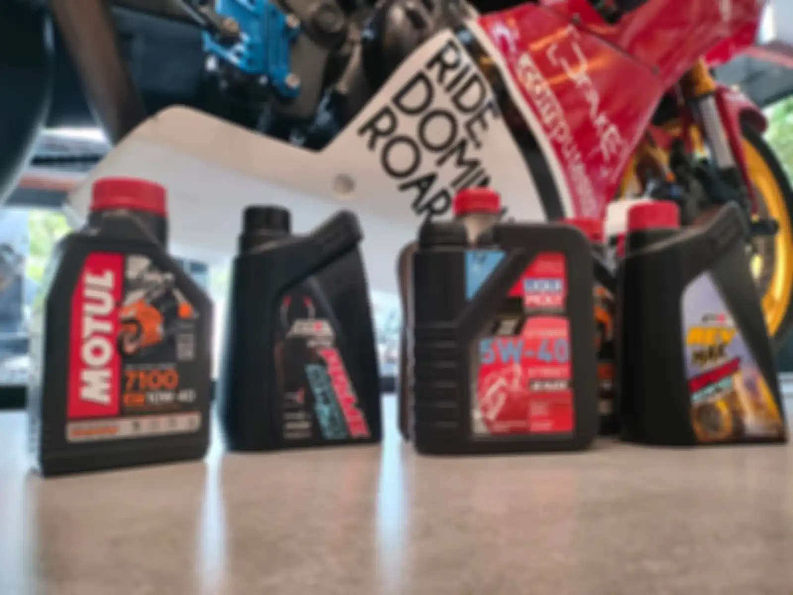 Ilustrasi oli untuk motor sport 250 cc