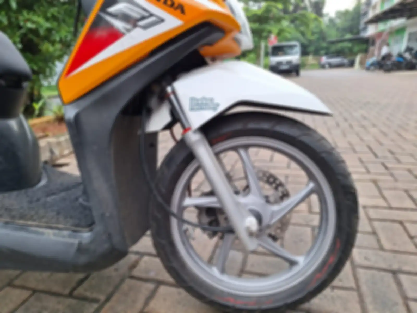 Sokbreker depan motor matic diceperin demi mengejar looks atau tampilan.