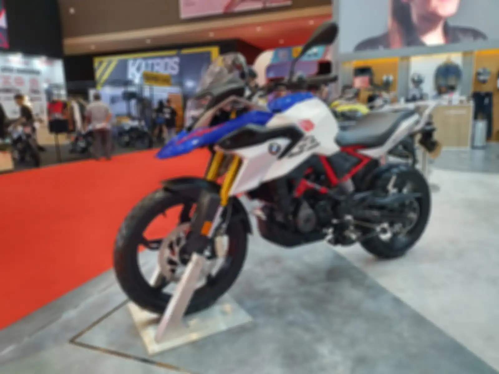 Harga motor BMW G 310 GS Facelift di IIMS 2024 lebih murah dari versi lama.