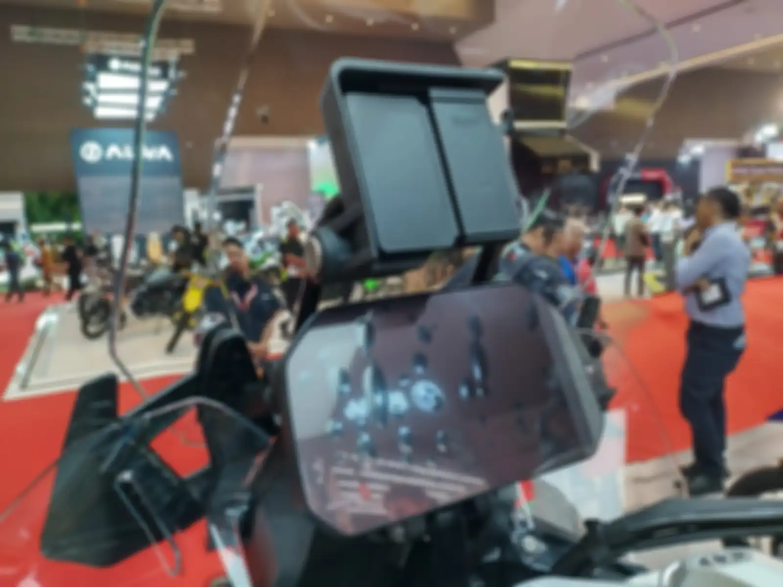 Layar TFT jadi sumber informasi BMW R 1300 GS di atasnya terdapat braket multifungsi