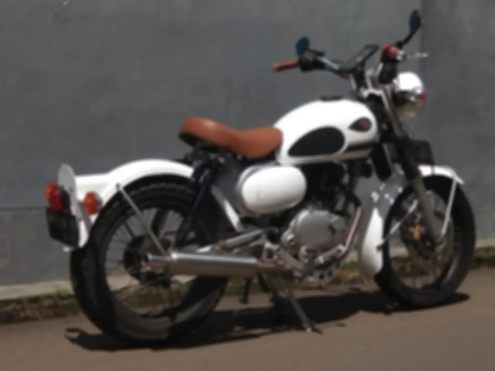 Kawasaki W175 gaya vintage dengan single seat.