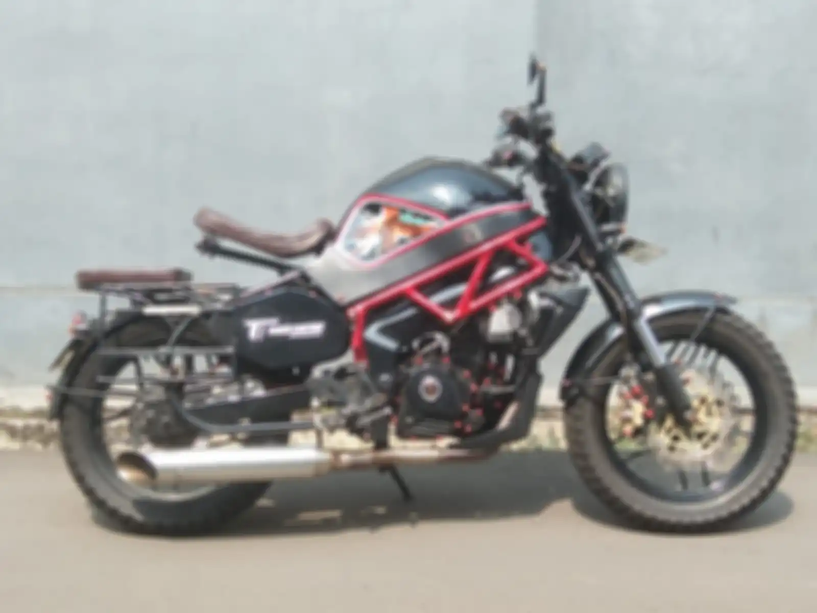 Tampilan Bajaj Pulsar NS200 jadi bobber banget.