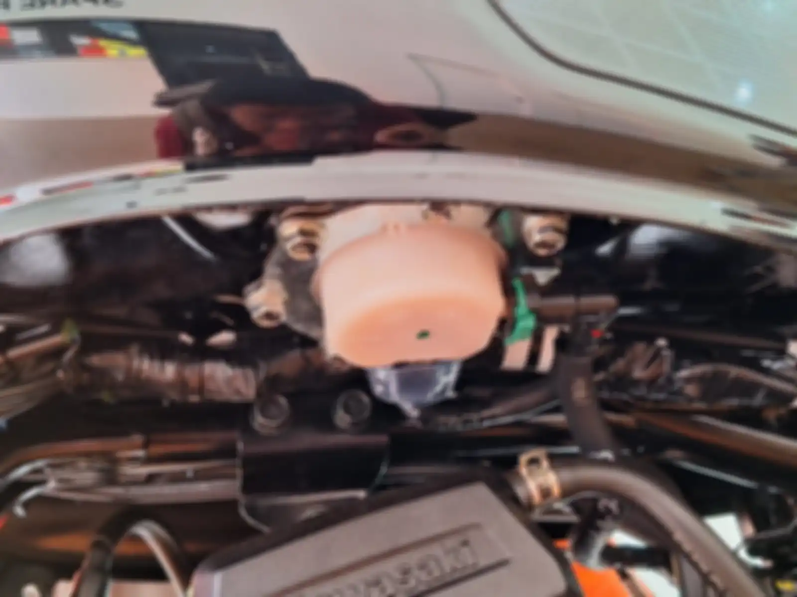 Komponen injeksi Kawasaki W175L seperti fuel pump berada di sisi tangki sebelah kiri 