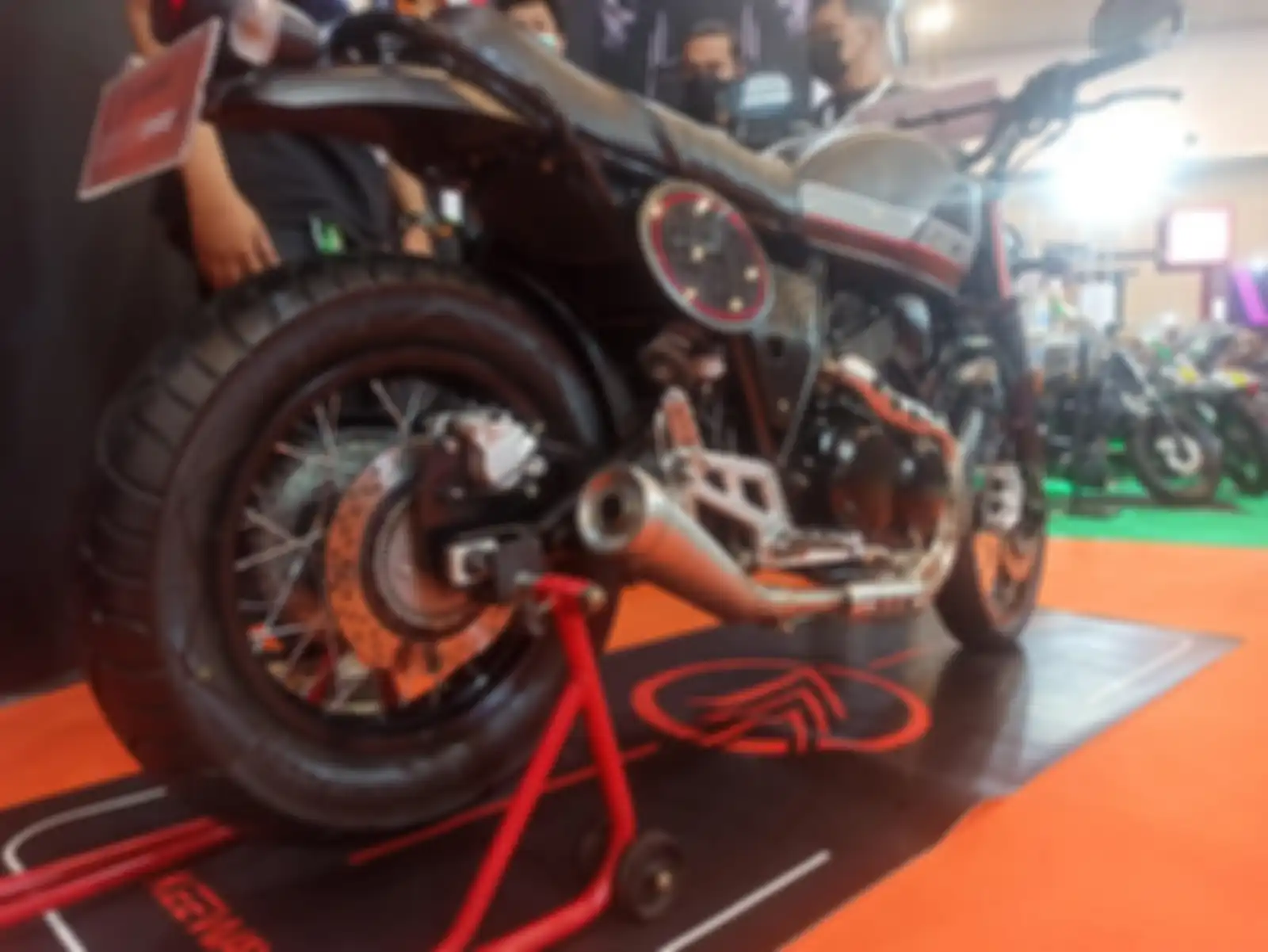 Keeway SCR 250V tampak belakang.