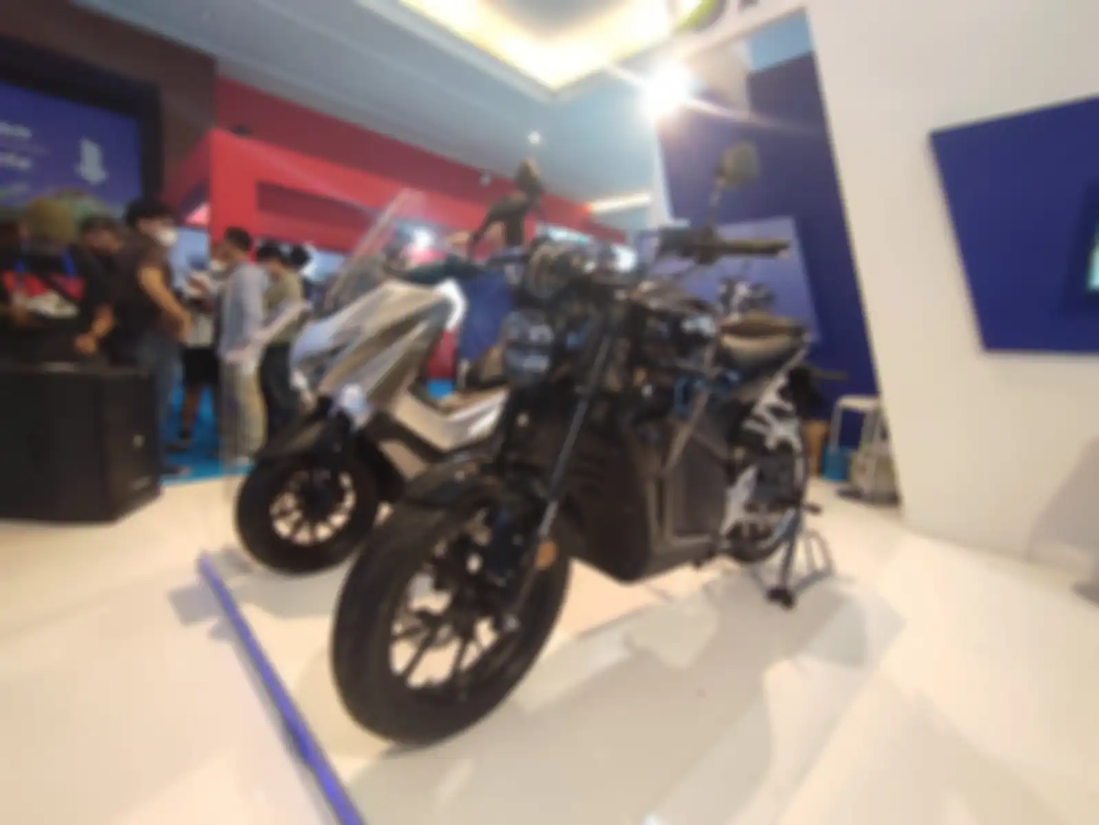 Motor listrik Rakata NX8 (warna hitam) meluncur di PEVS 2022.