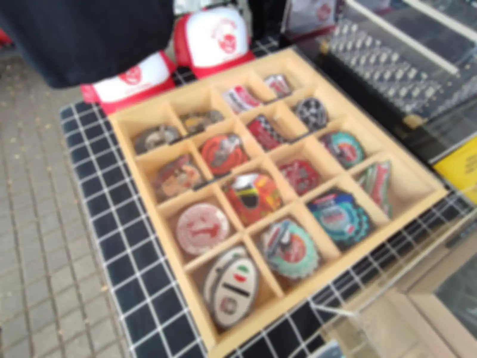 Merchandise Vespa World Days di Bali juga dijual oleh Bellissimo Indonesia.