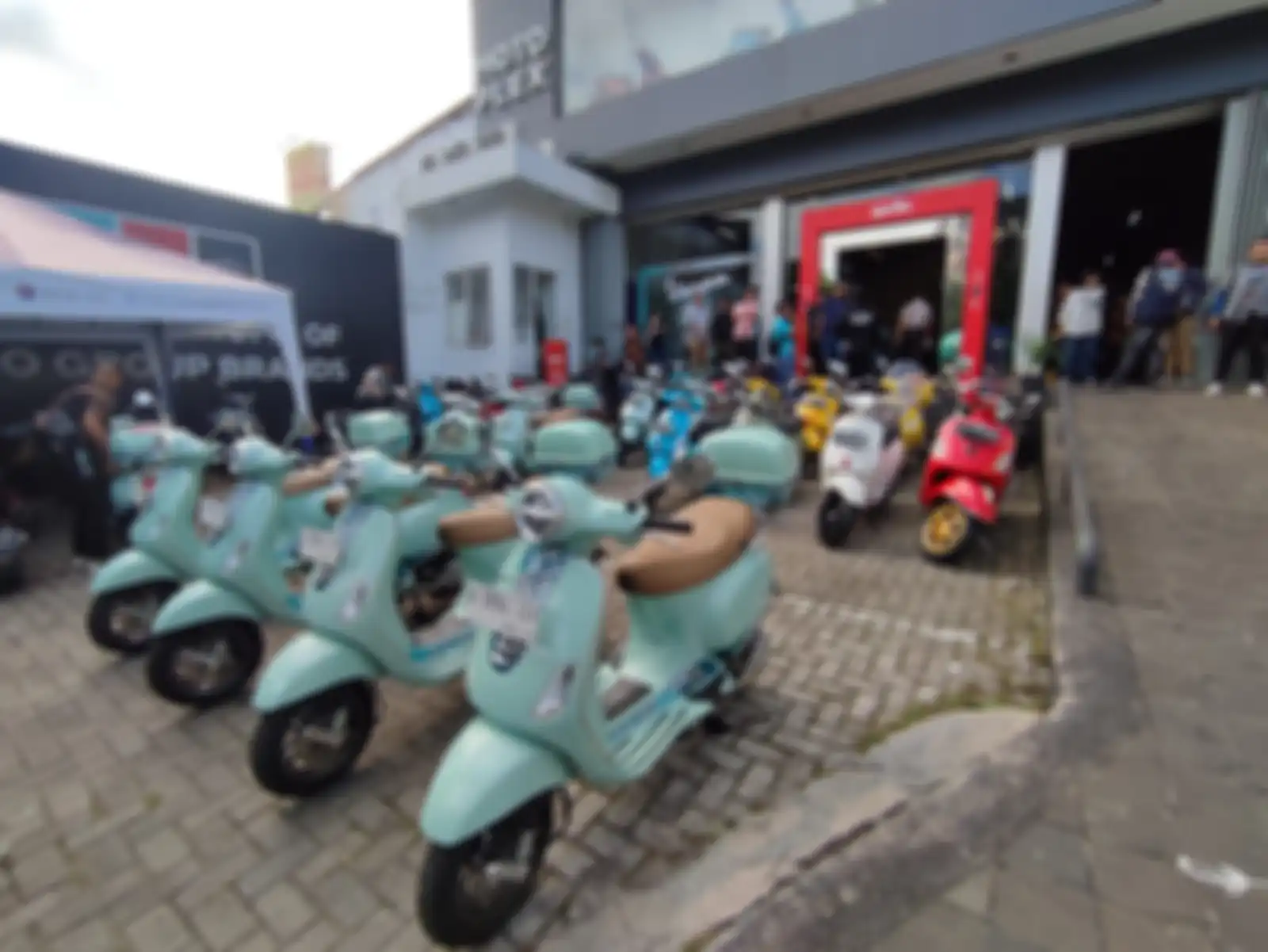 Titik kumpul awal Satmori bersama Vespa Batik di Motoplex Sinar Inti, Kebon Jeruk.