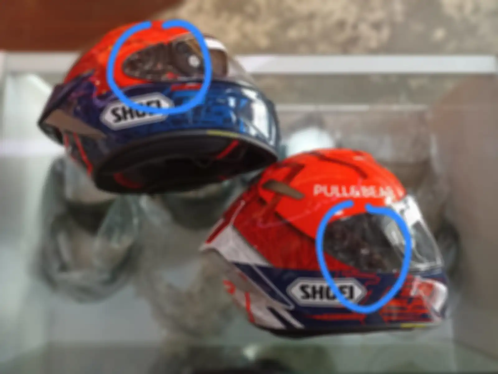 Perbedaan bentuk rachet Shoei X-15 dan X15. Terlihat bagian racher X-15 lebih kecil dan lebih aman dengan kunci pengaman. 