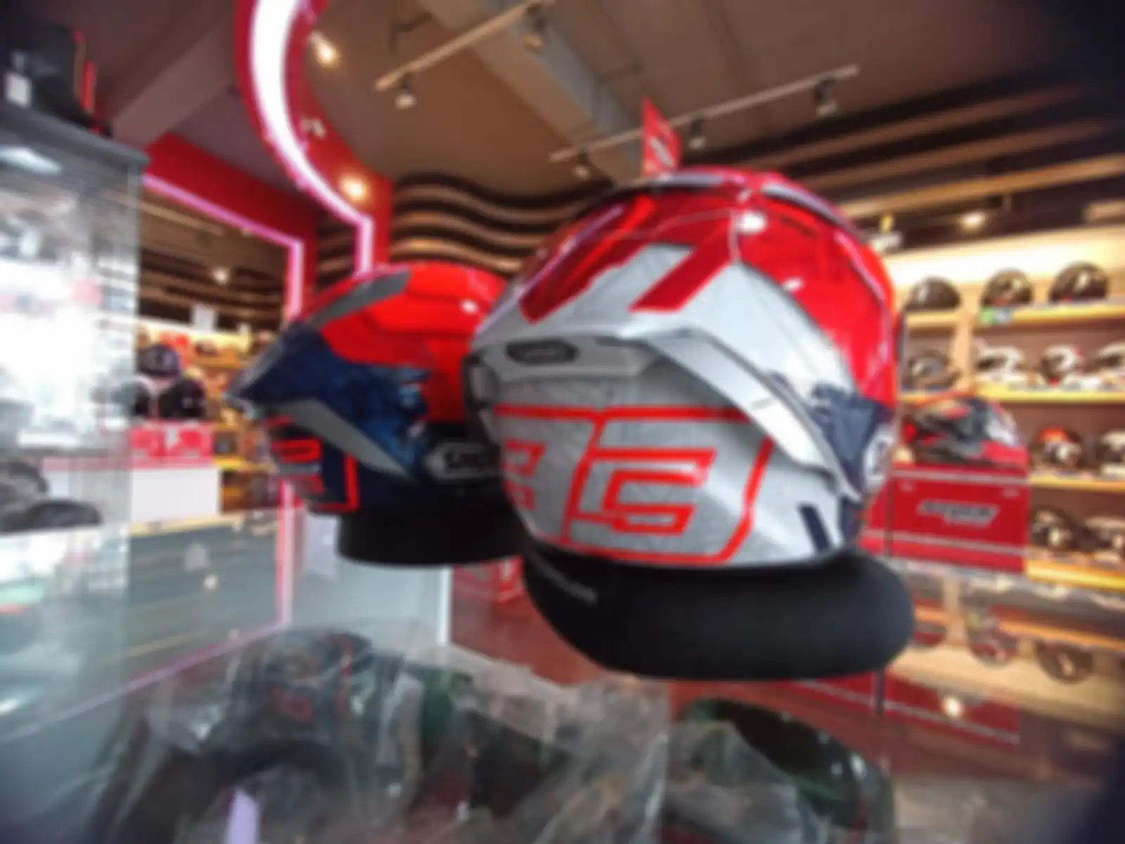 Perbedaan bagian belakang atau spoiler Shoei X-15 dan X-14. 