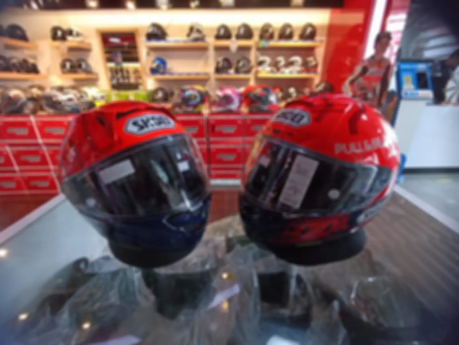 Shoei X-15 (kiri) dan X-14 (kanan). 