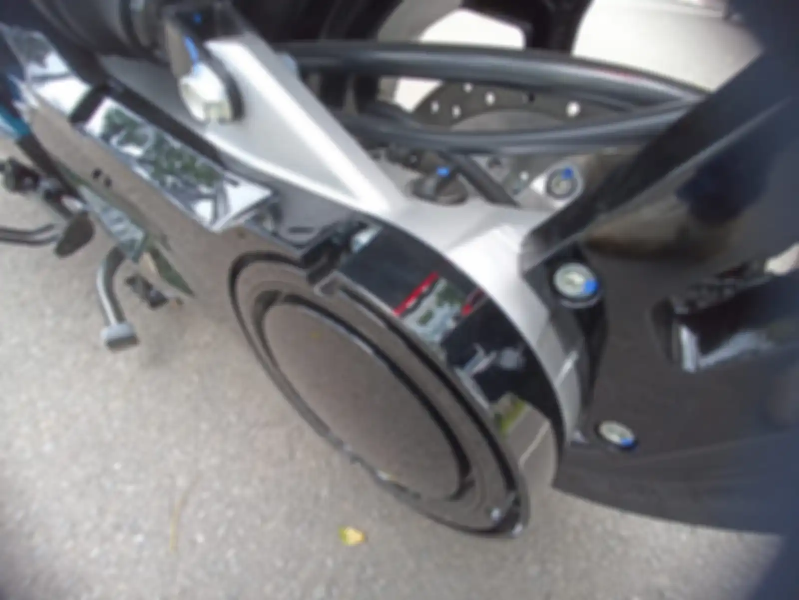 Swing arm motor listrik ALVA Cervo.
