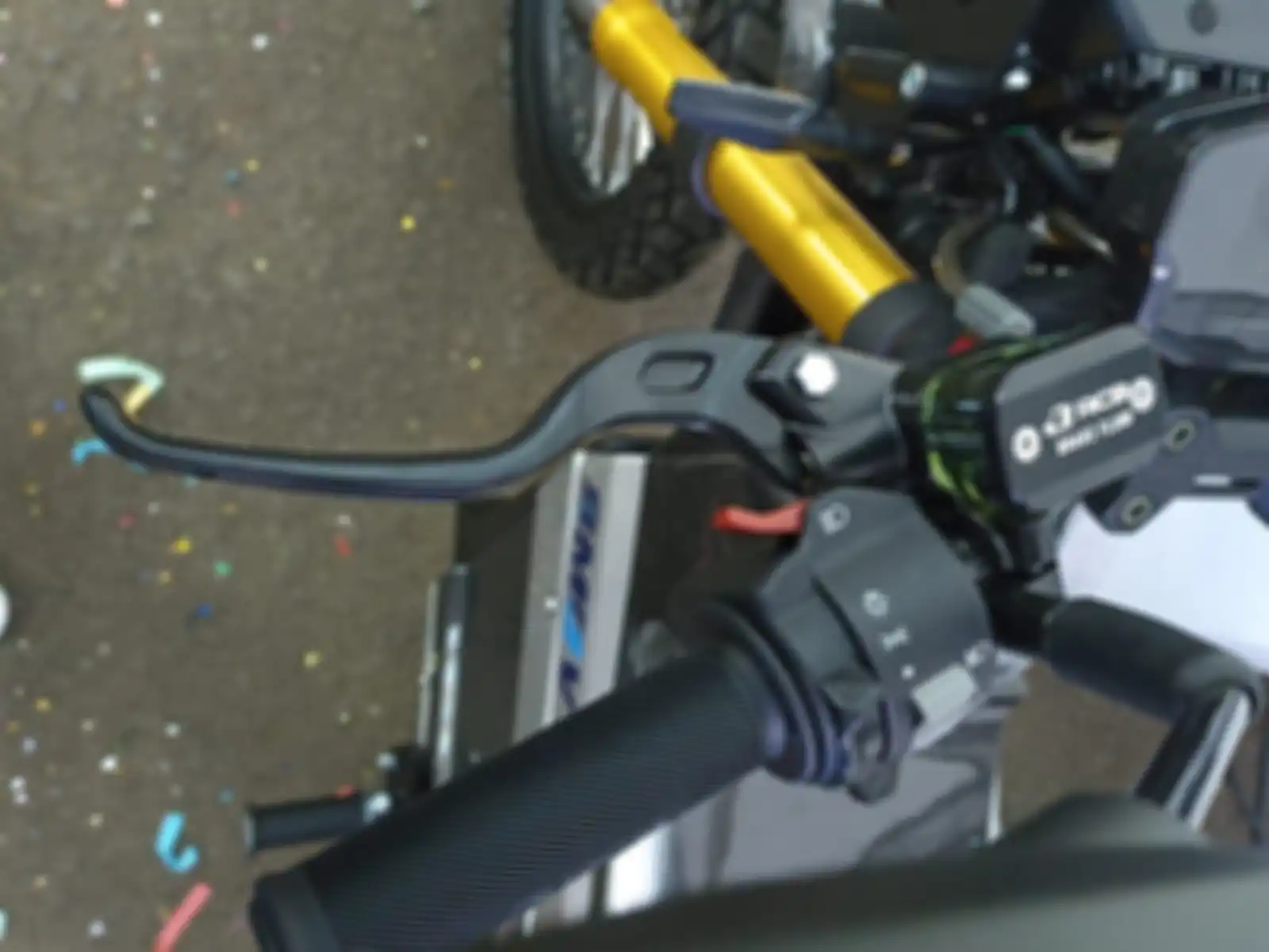 Perangkat pengereman SMRV EM-1 dan hand grip sudah full dari RCB. 