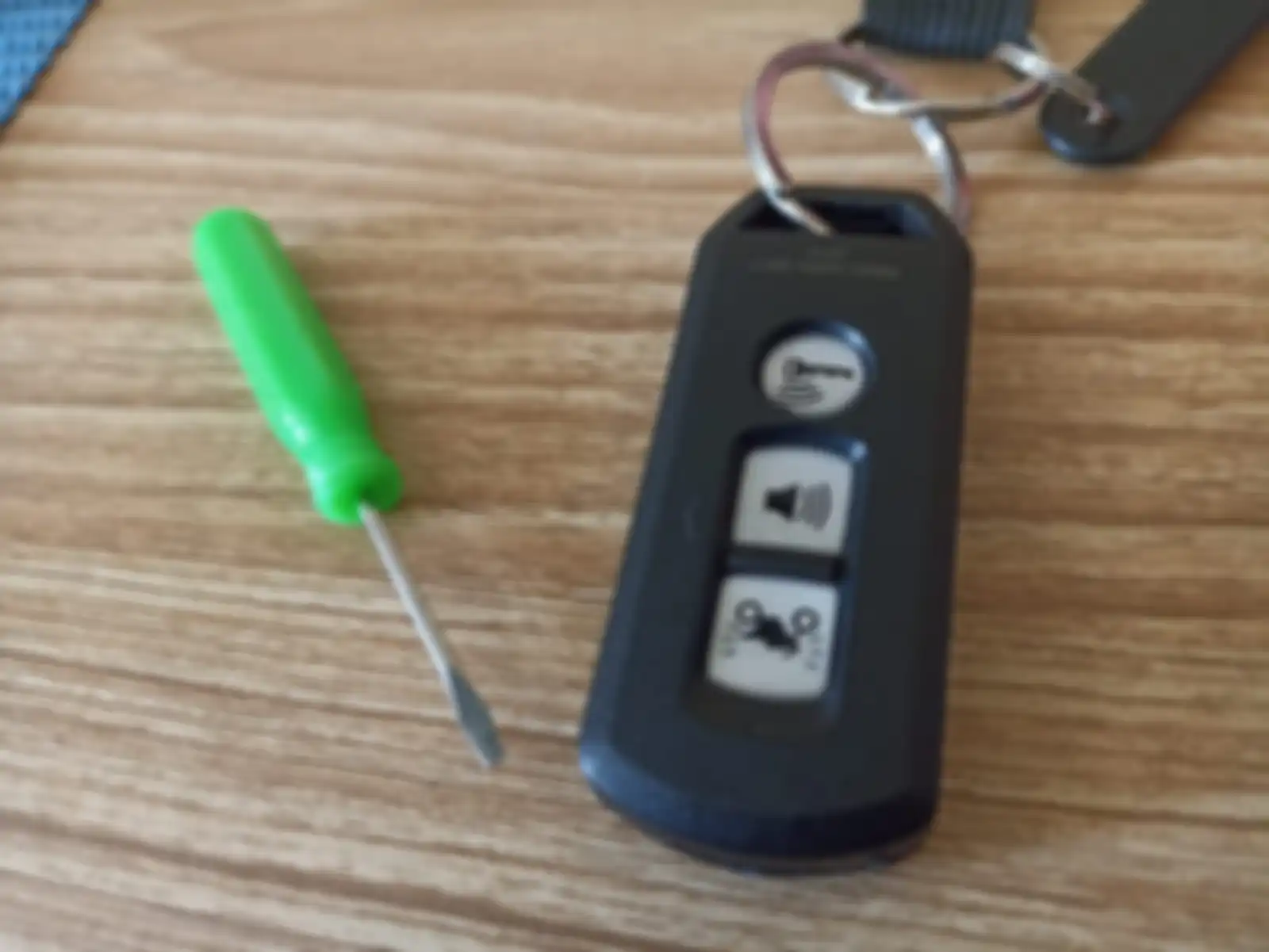 Siapkan obeng minus untuk menyongkel remot motor keyless. 