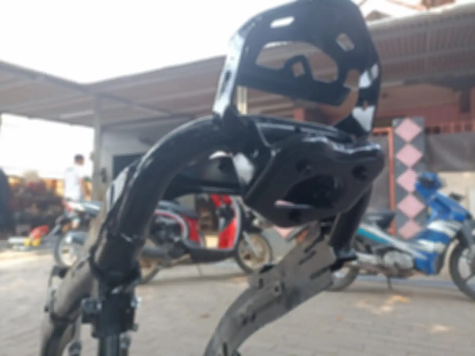 bagian belakang frame Honda Vario 160 tidak memiliki lubang yang cukup besar untuk melakukan penyemprotan dalam. 