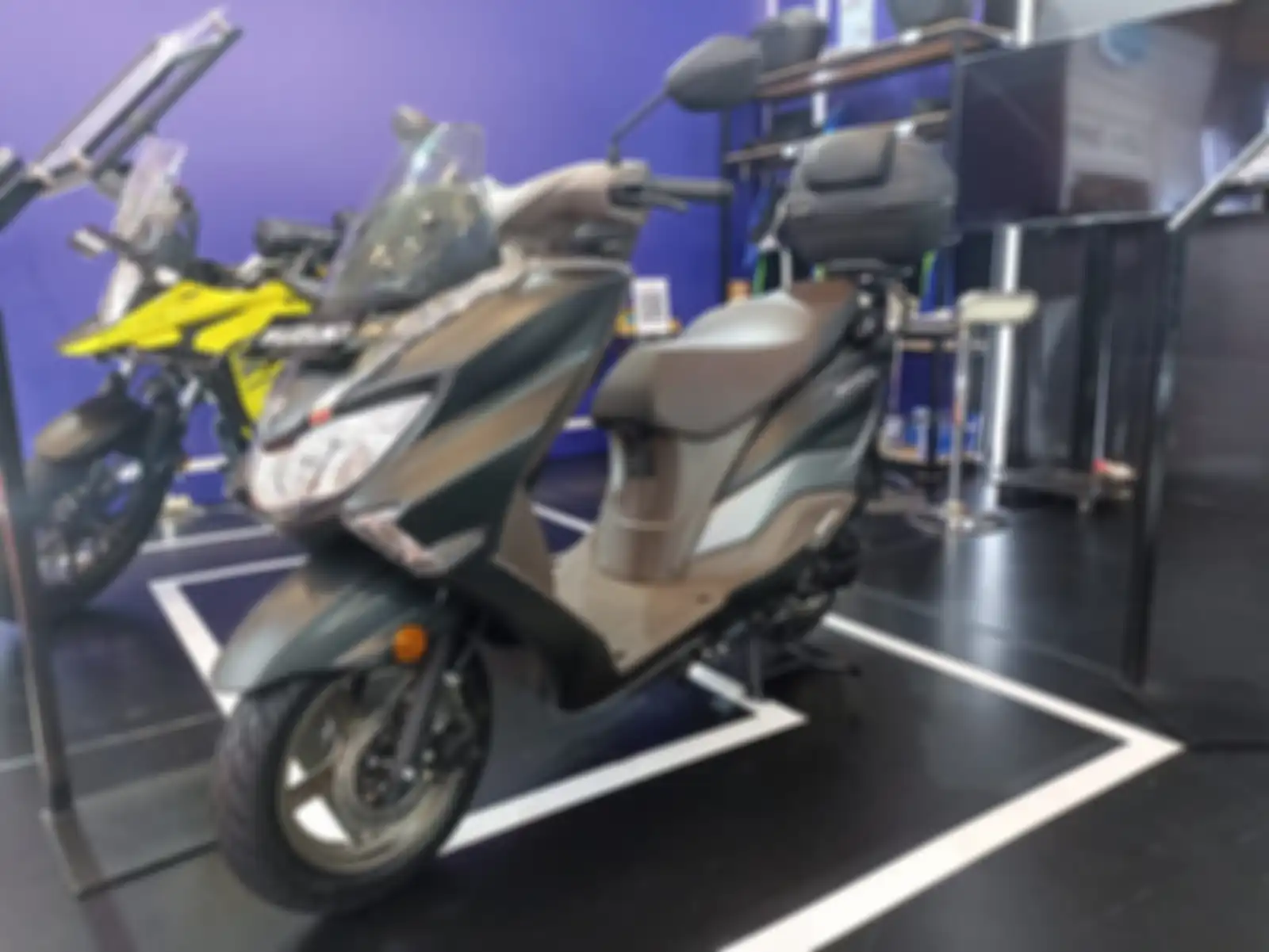 Suzuki Burgman 125 resmi diluncurkan di Indonesia dan pilihan bannya sudah cukup banyak. 