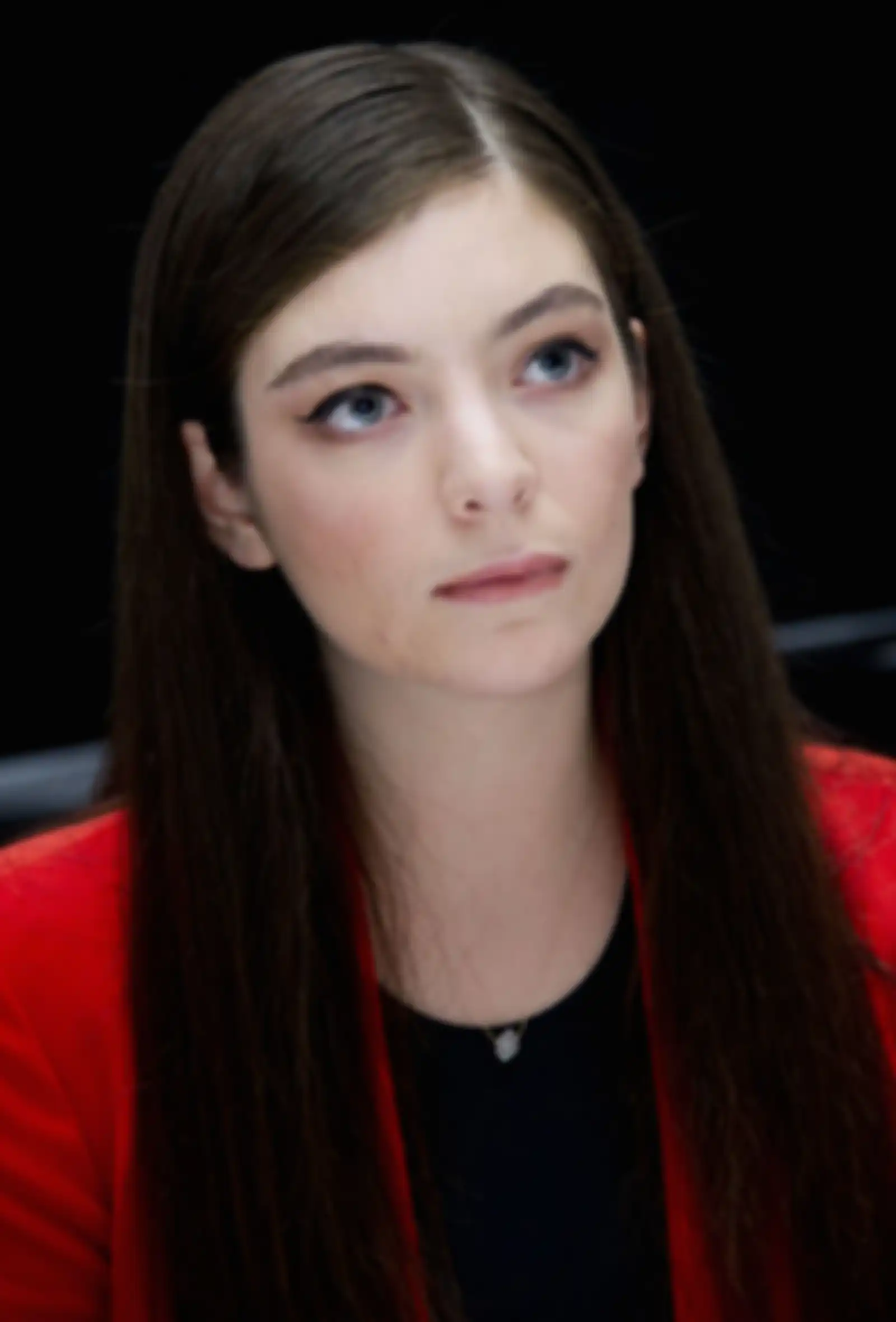 Lorde rambut lurus