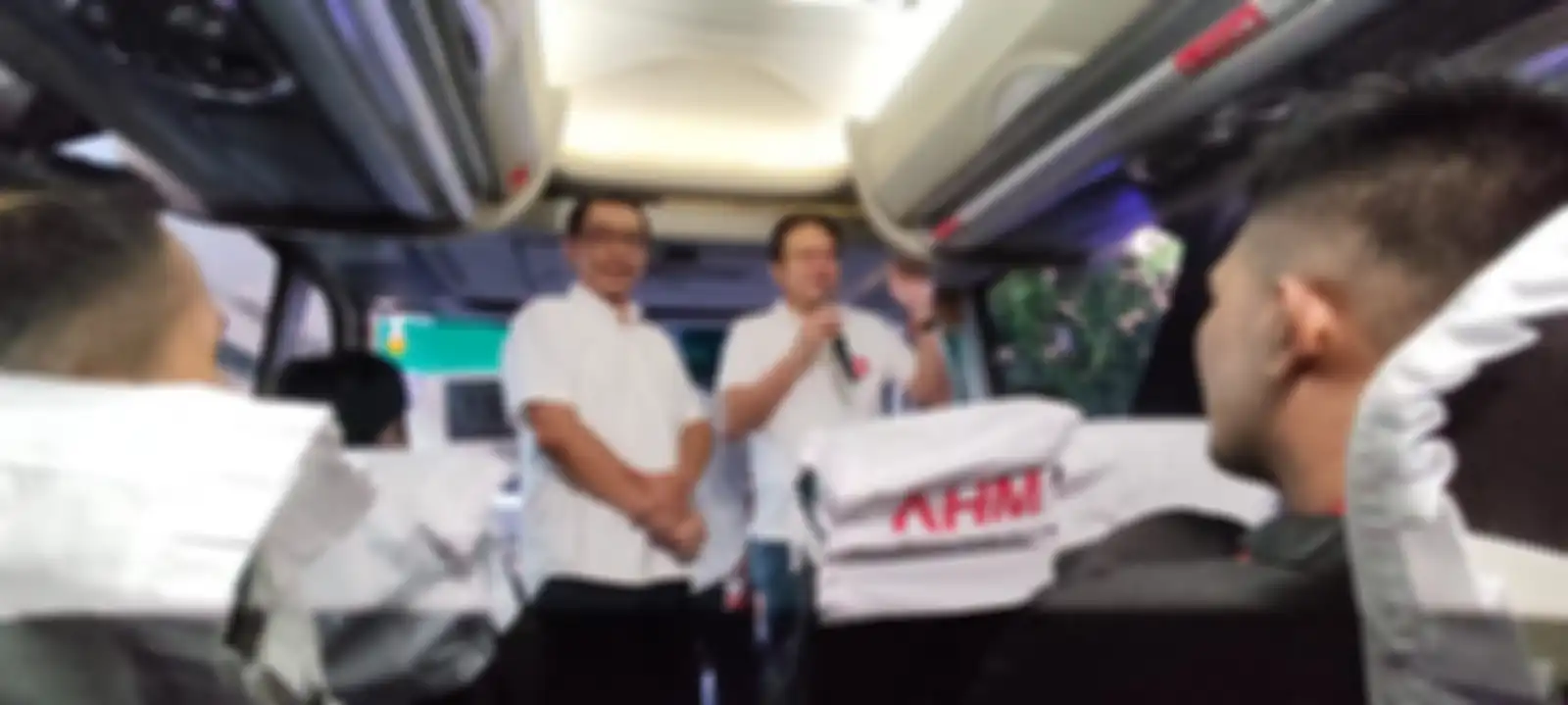 Suasana di dalam bus yang memberangkatkan konsumen yang ikut dalam mudik balik bareng Honda 2023.