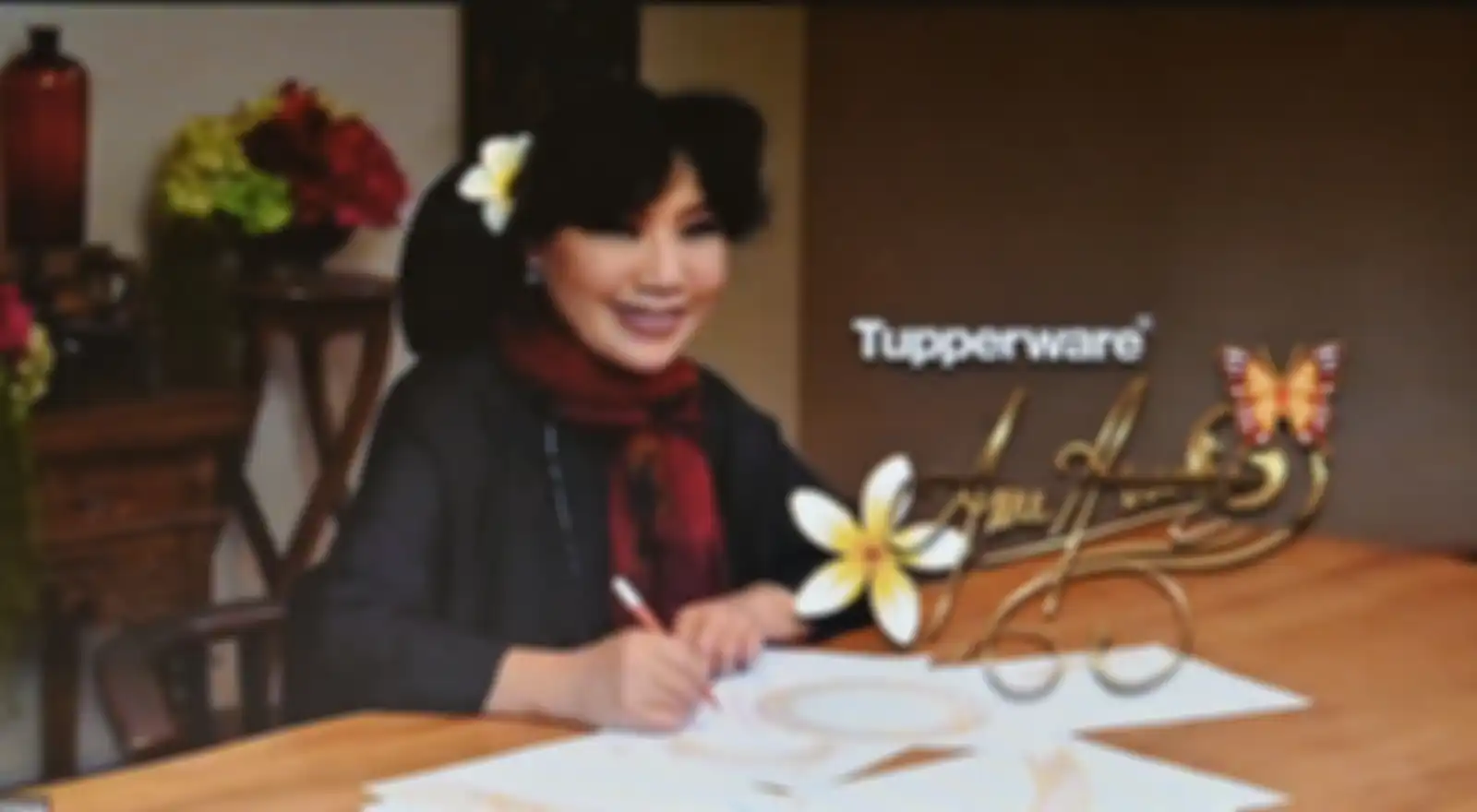 Anne Avantie mendesain batik Sekar Jagad, disematkan pada produk Tupperware.