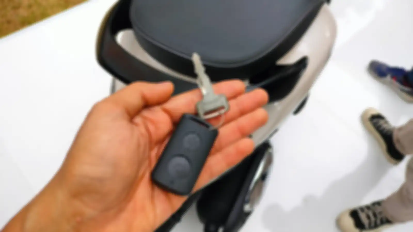 Kunci tambahan di Yamaha Grand Filano Hybrid Connected, tidak hanya remote keyless saja.