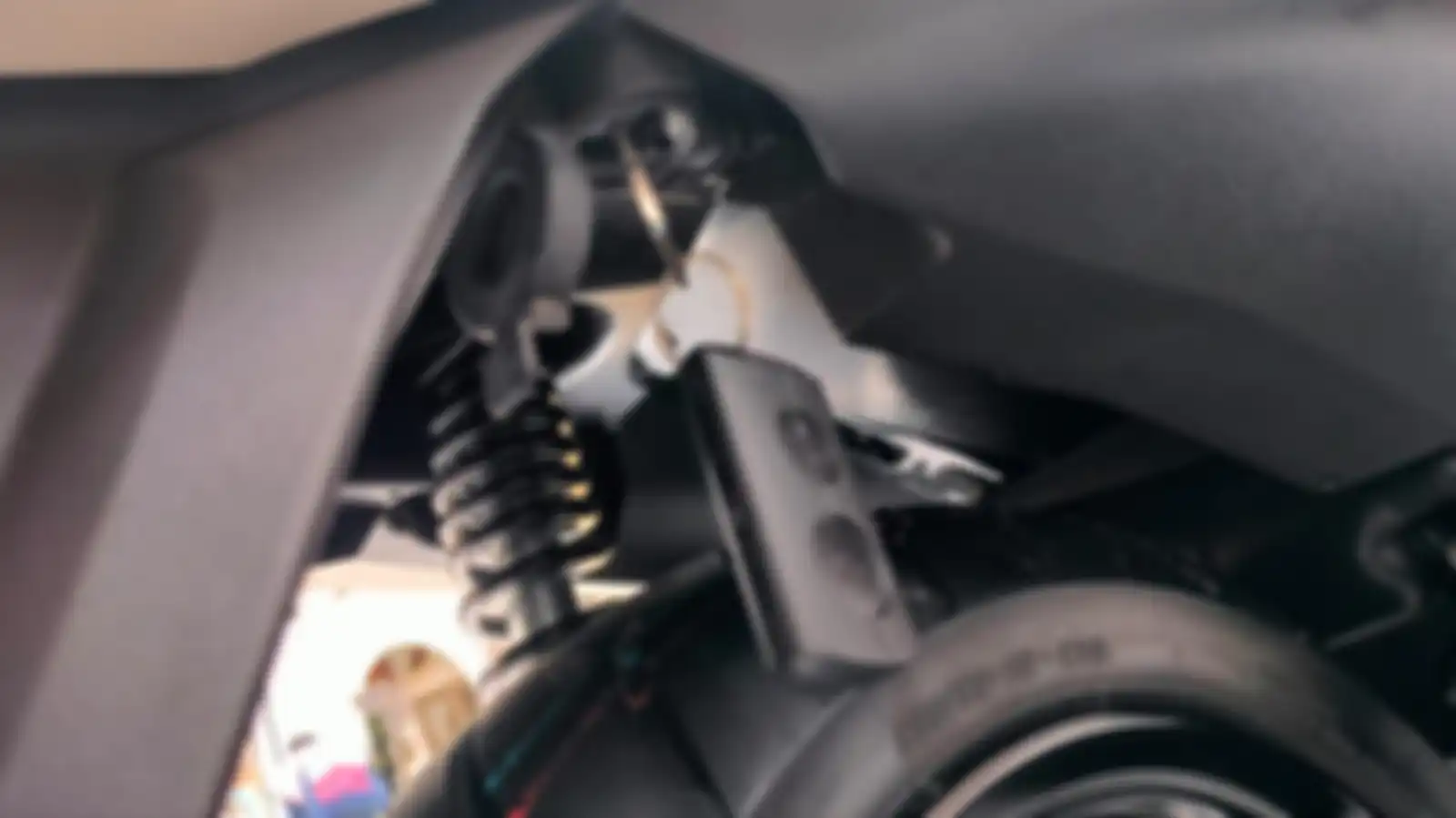 Letak lubang kunci emergency di Yamaha Grand Filano Hybrid Connected